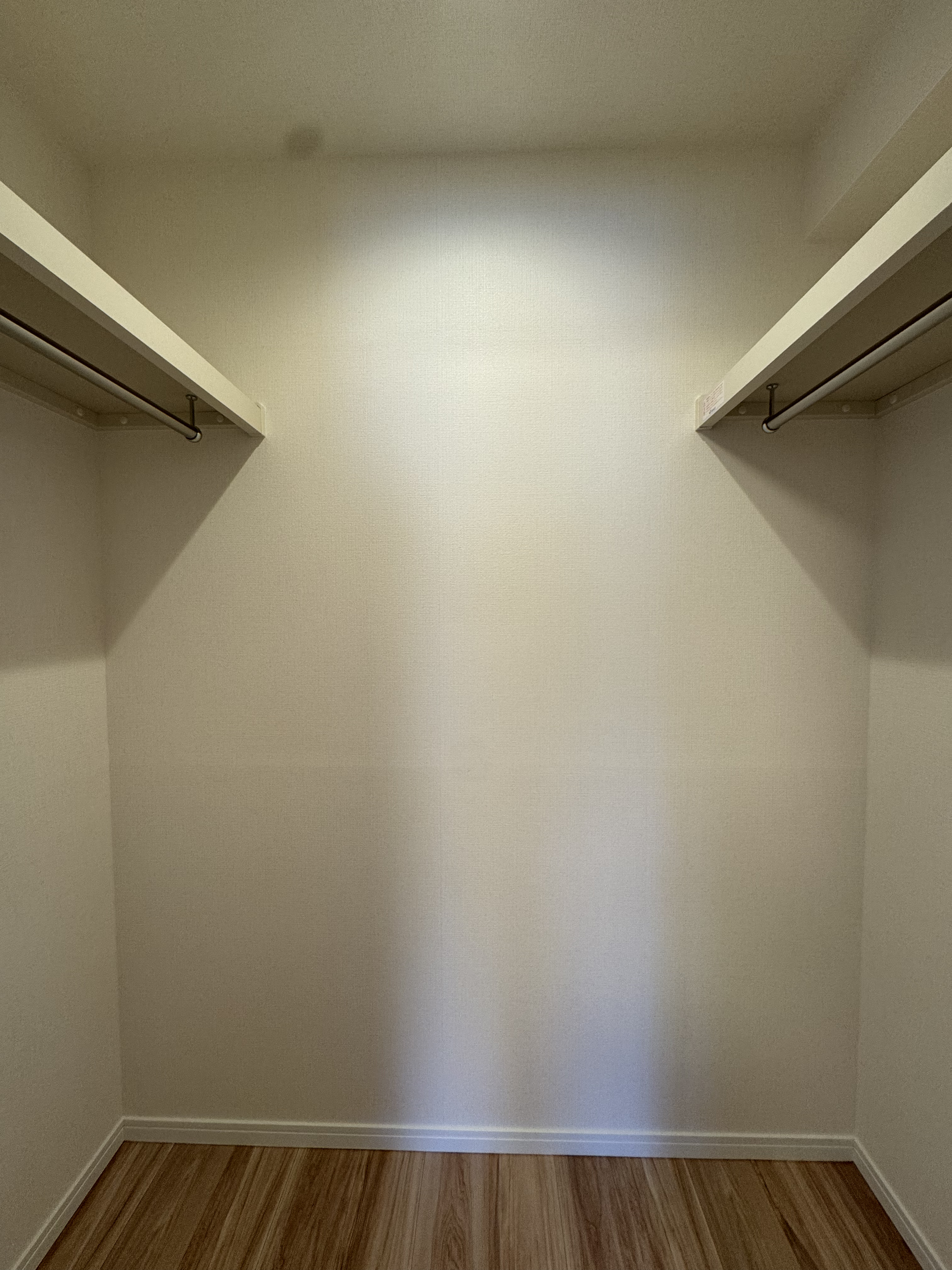 【WIC】約6.3帖の洋室に備わったWIC。ご家族分の衣類はもちろん、季節違いの家電や小物を置く場所としても重宝します。/2026年3月クロス・フローリング張替済み