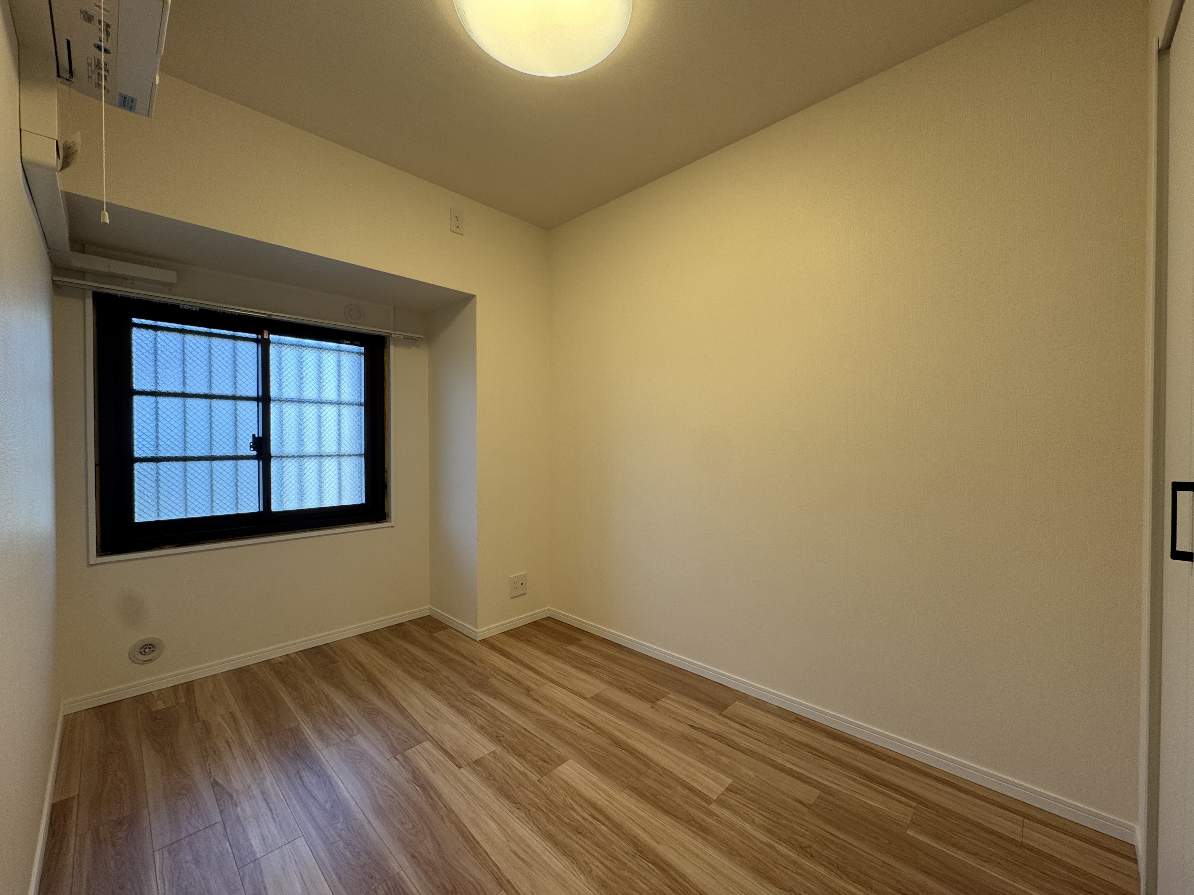 【洋室(北側)/約5.0帖】クローゼットが備わった洋室。玄関に入ってすぐの場所にあり、LDKからは距離があるので、リモートワーク室にもおすすめです。/2026年3月クロス・フローリング張替済み