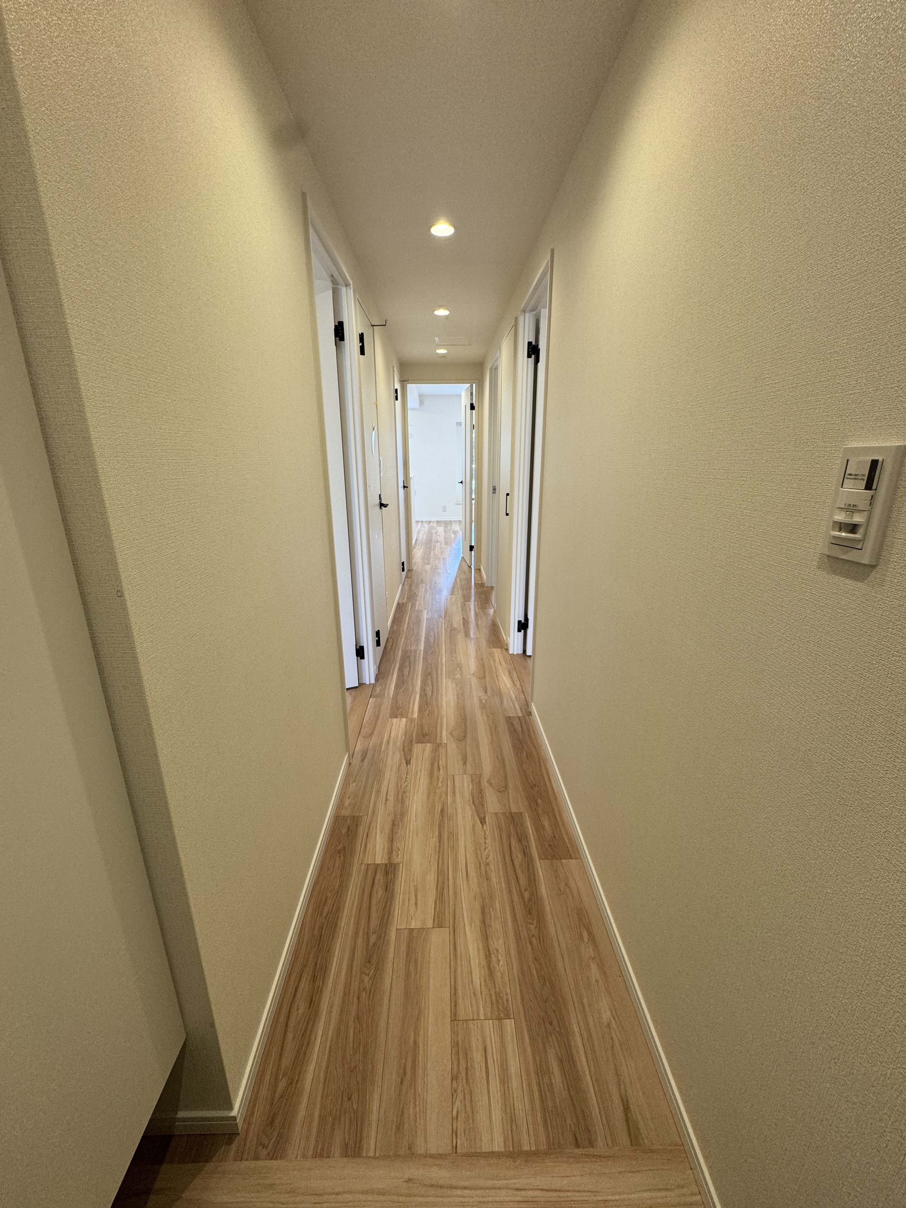 【廊下】廊下とLDKの間には建具が設置されており、冷気や音などが遮断されやすい設計です。/2026年3月建具交換、クロス・フローリング張替済み