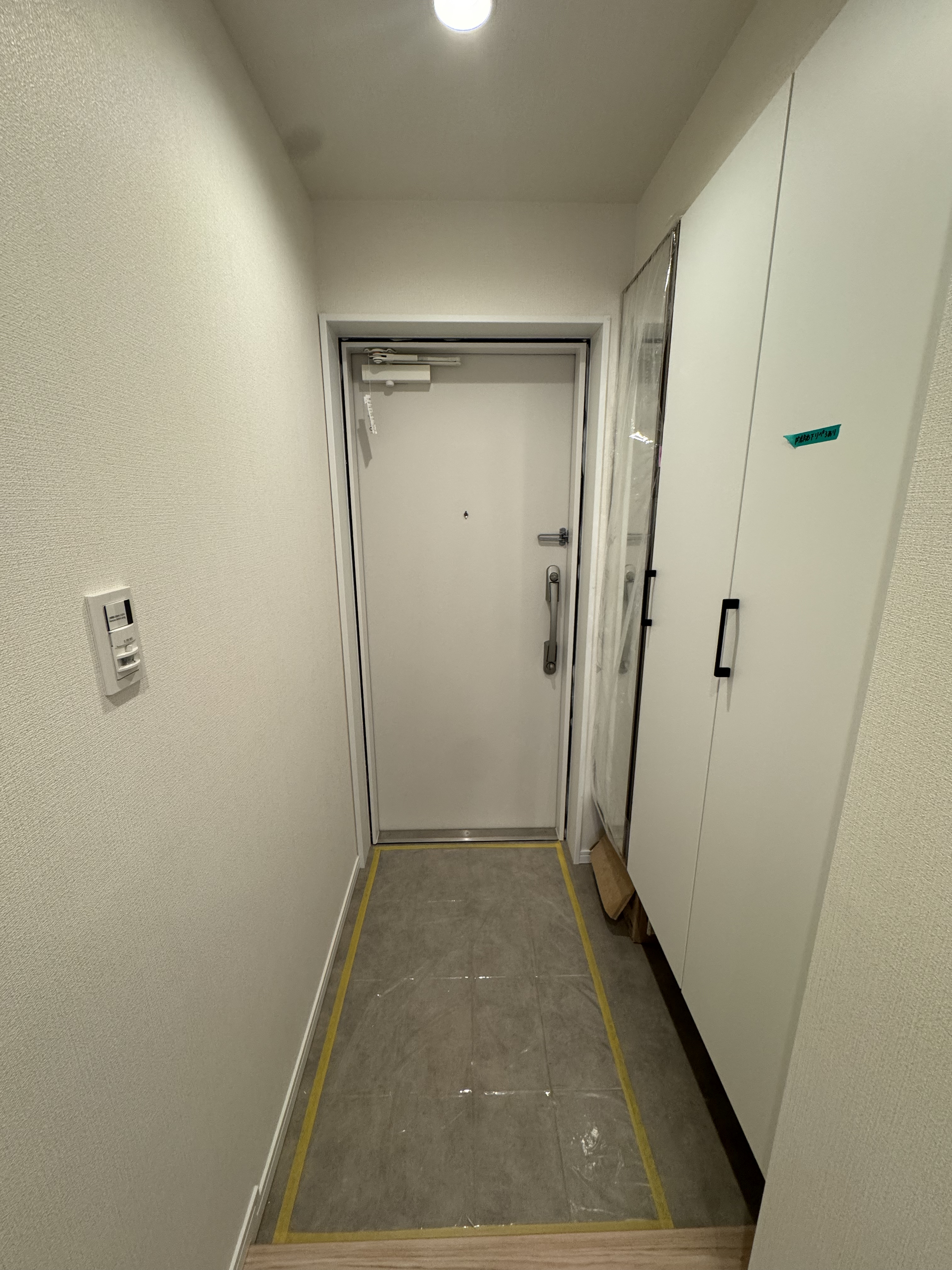 【玄関】掃除がしやすいフロートタイプの下足入れ。姿見が設置され、朝の全身チェックがスムーズに行えます。/2026年3月下足入れ交換済み、クロス・フローリング張替済み