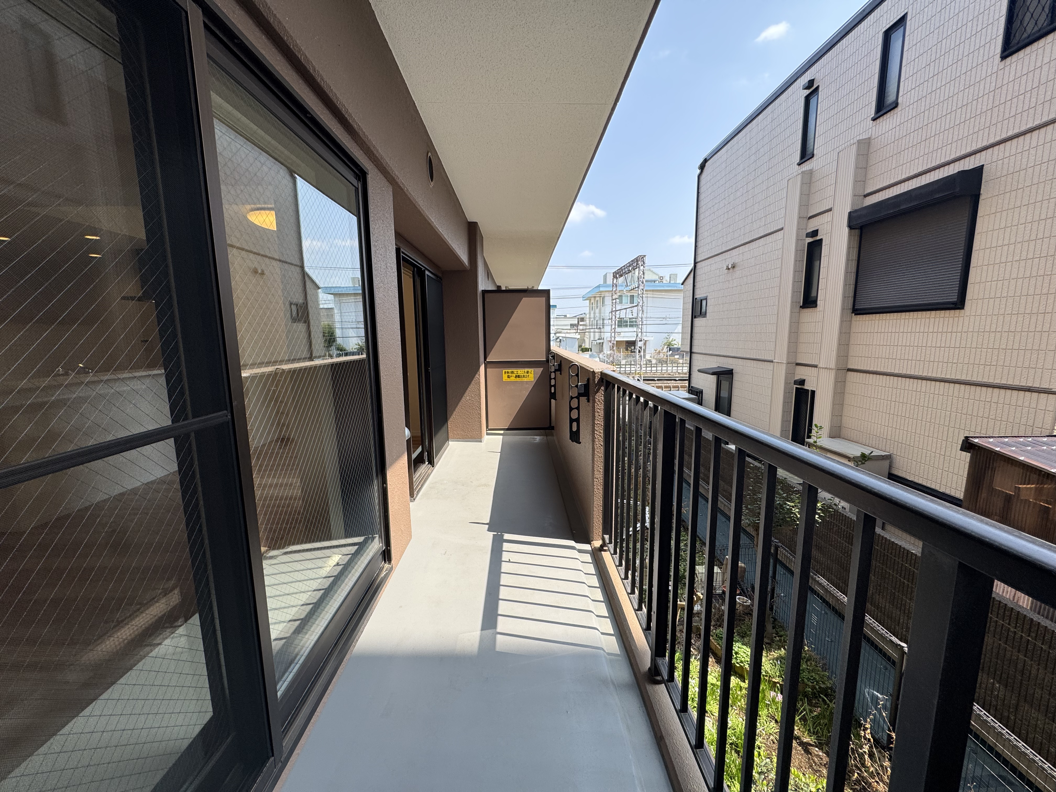 【バルコニー】2階住戸・バルコニーは前面道路に面していない設計のため、生活スペースのプライバシーを確保しやすい住戸です。広いバルコニーには物干し金物があり、洗濯物を一度にたくさん干すことが可能です。