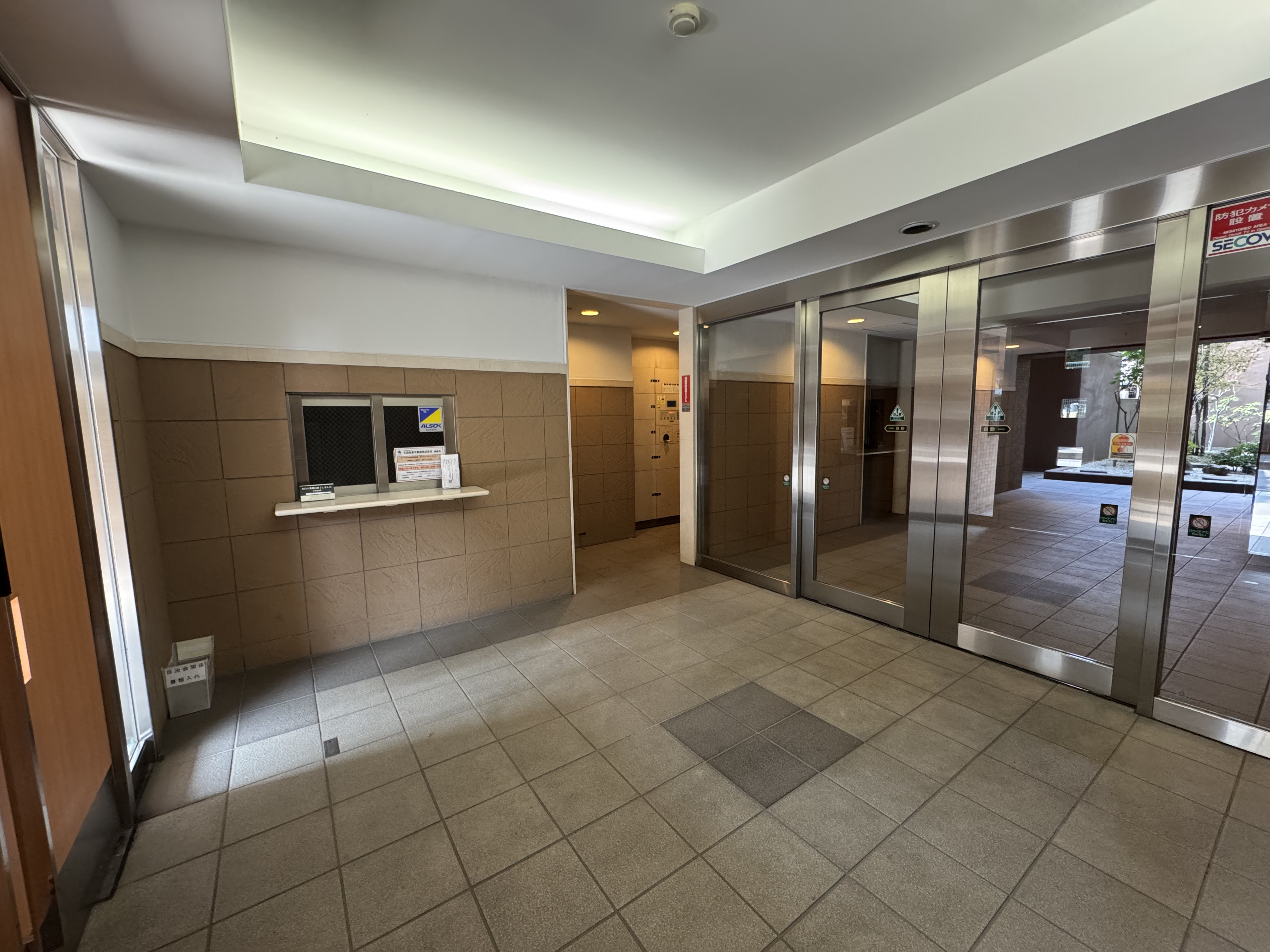 【エントランス/共用部】大規模修繕が実施され、きれいな共用部。オートロックや防犯カメラが設置されており、セキュリティ面にも配慮されています。/2024年6月大規模修繕工事実施済み