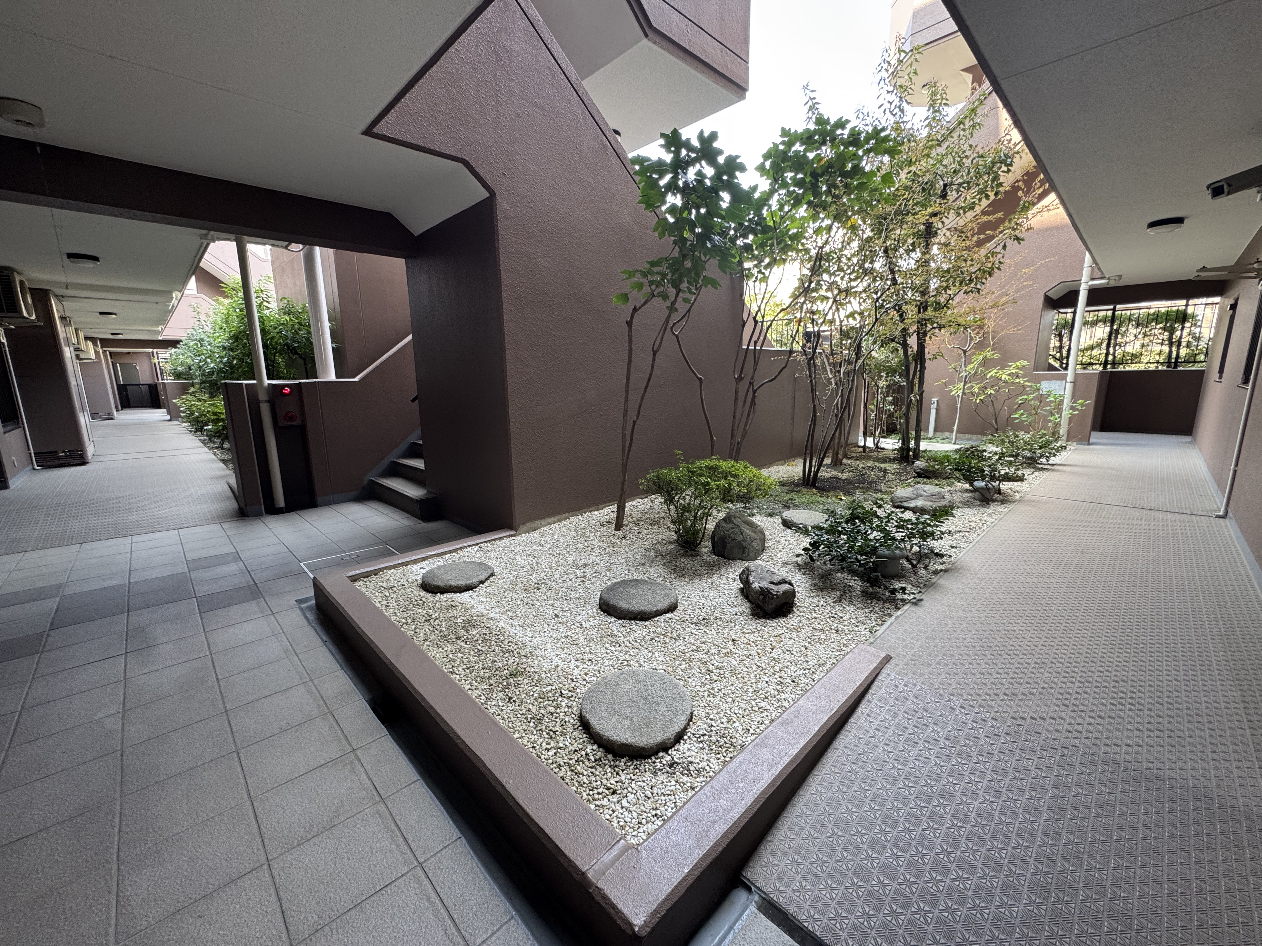 【エントランス/共用部】マンション共用部には季節を感じられる植栽や庭園が設けられており、住人に癒しを与えてくれます。/2024年6月大規模修繕工事実施済み