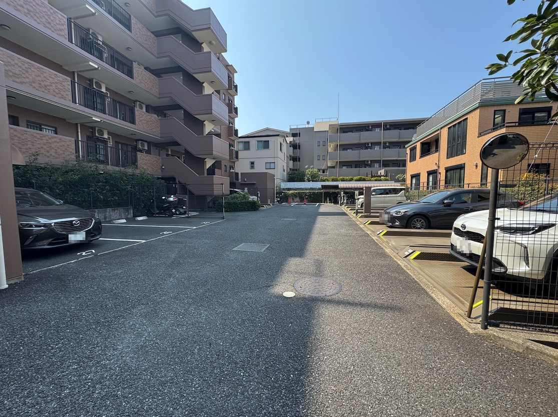 【駐車場/共用部】敷地内に自走式の駐車場が備わっています。最新の空き状況などについての詳細は、担当までお気軽にお問い合わせください。