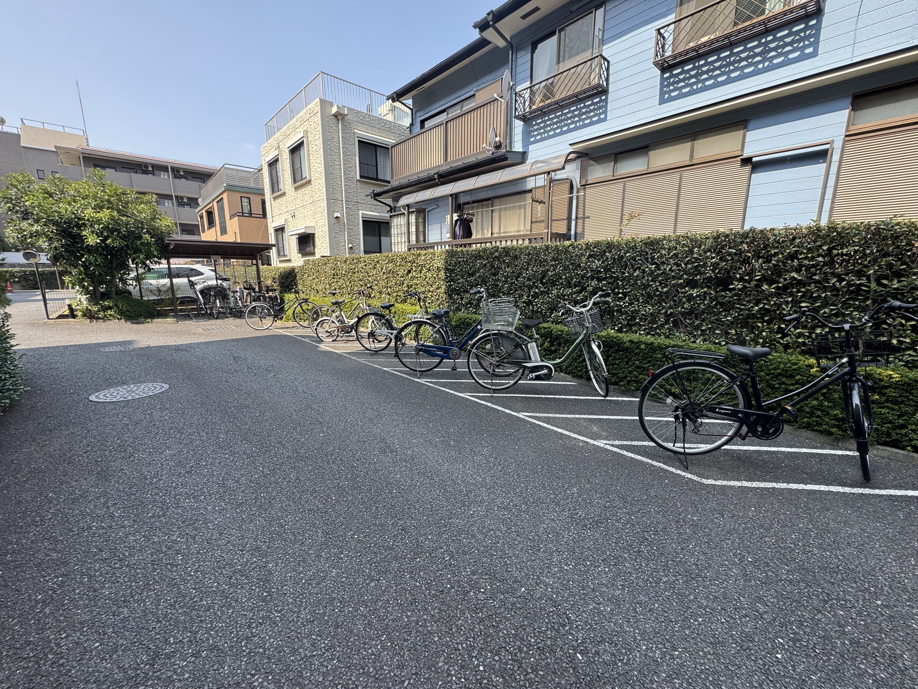 【駐輪場/共用部】敷地内に、駐輪場やミニバイク置き場が設けられています。自転車は1住戸につき1台駐車無料(シール代100円要)です。空き状況などについての詳細はお問い合わせください。