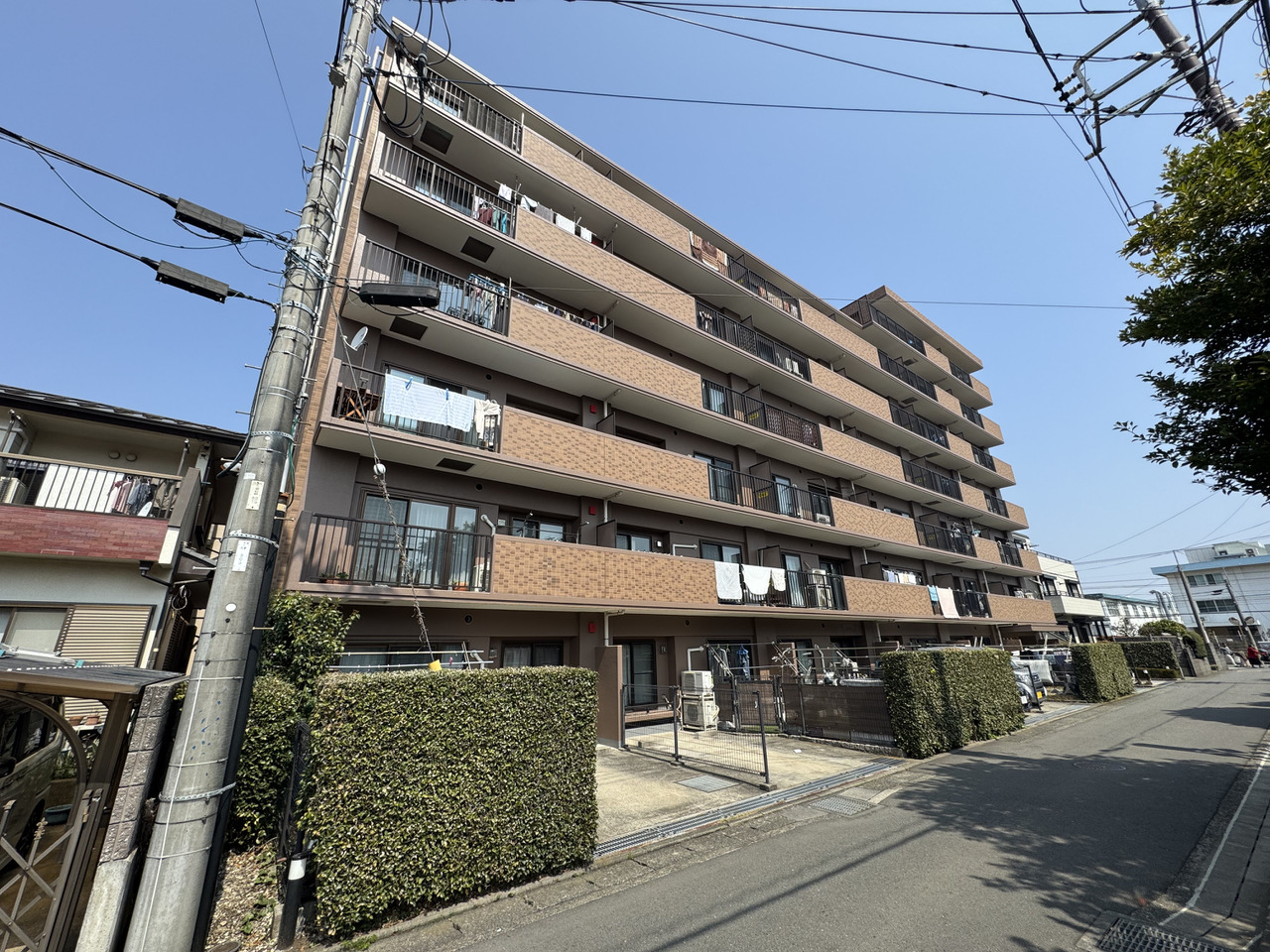 【現地外観】鉄筋コンクリート造7階建ての2階部分。洋室約6.3帖は2面採光が叶い、通風・陽当りが確保されやすい空間です。/2024年6月大規模修繕工事実施済み