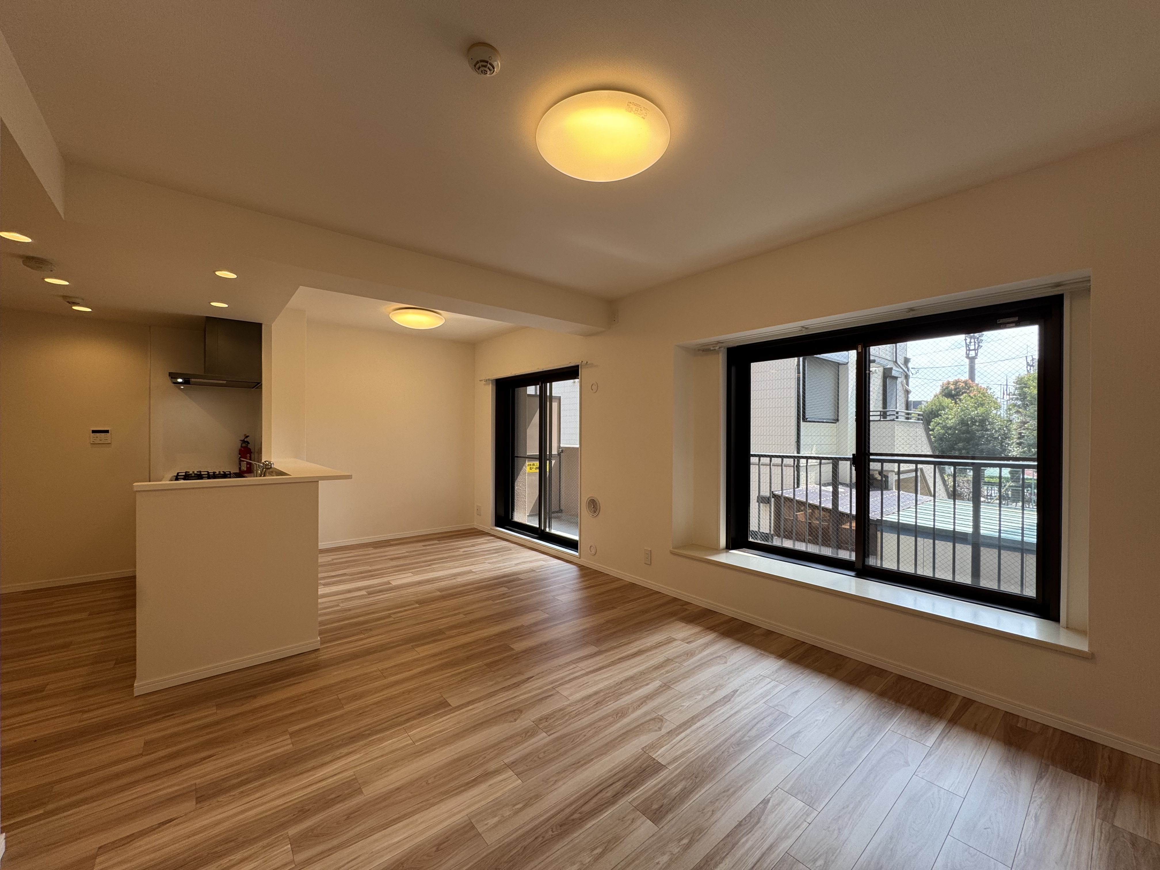 【LDK】LDKには南側のバルコニーに面した2つの掃き出し窓が設置され、明るい陽光が差し込みます。西隣は住戸が無いため、プライベート性が高いお部屋です。/2026年3月クロス・フローリング張替済み