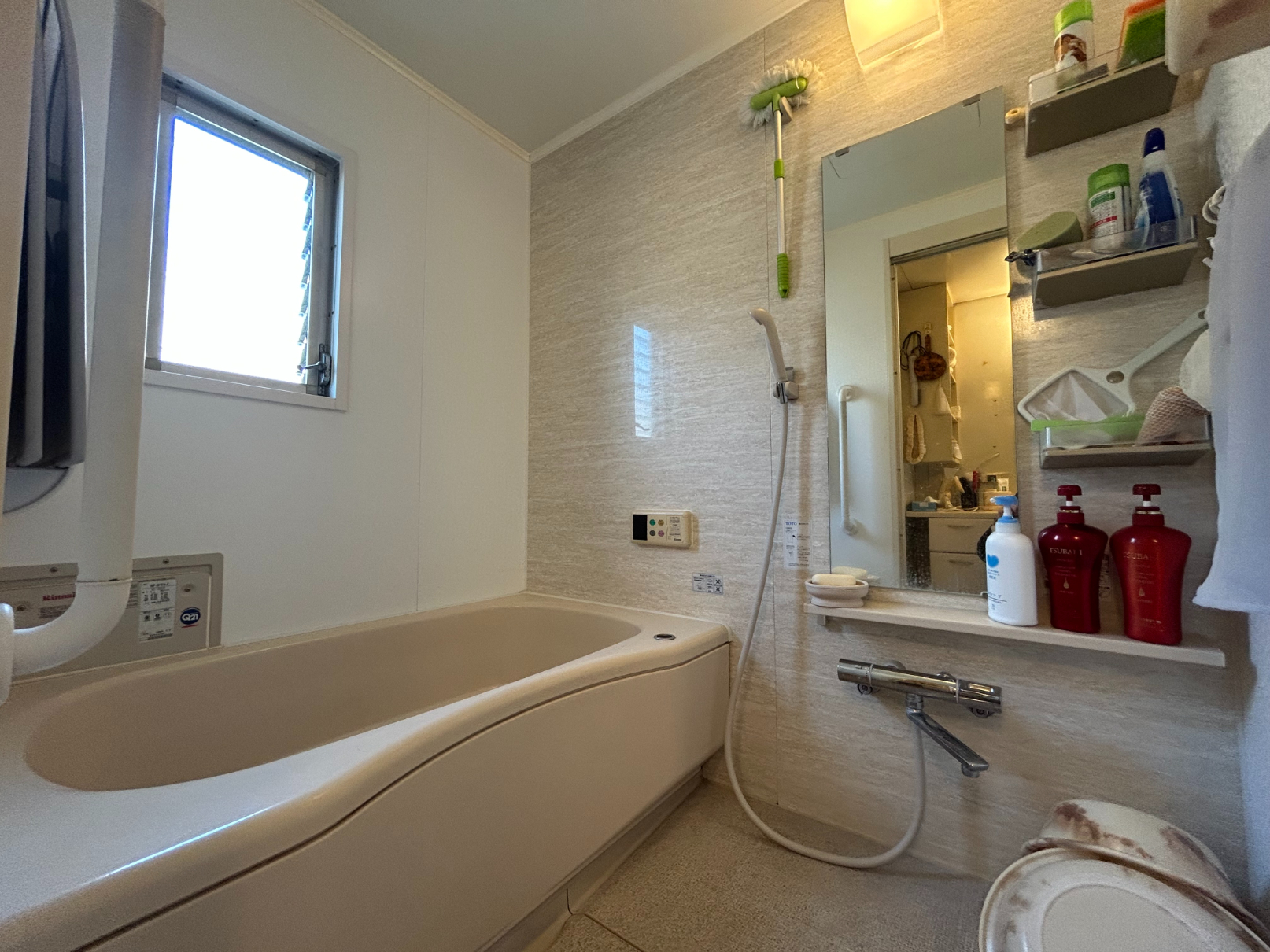 【浴室】アクセントパネルが施された浴室で、1日の疲れを癒していただけます。動作をサポートしてくれる手すりが設置されています。