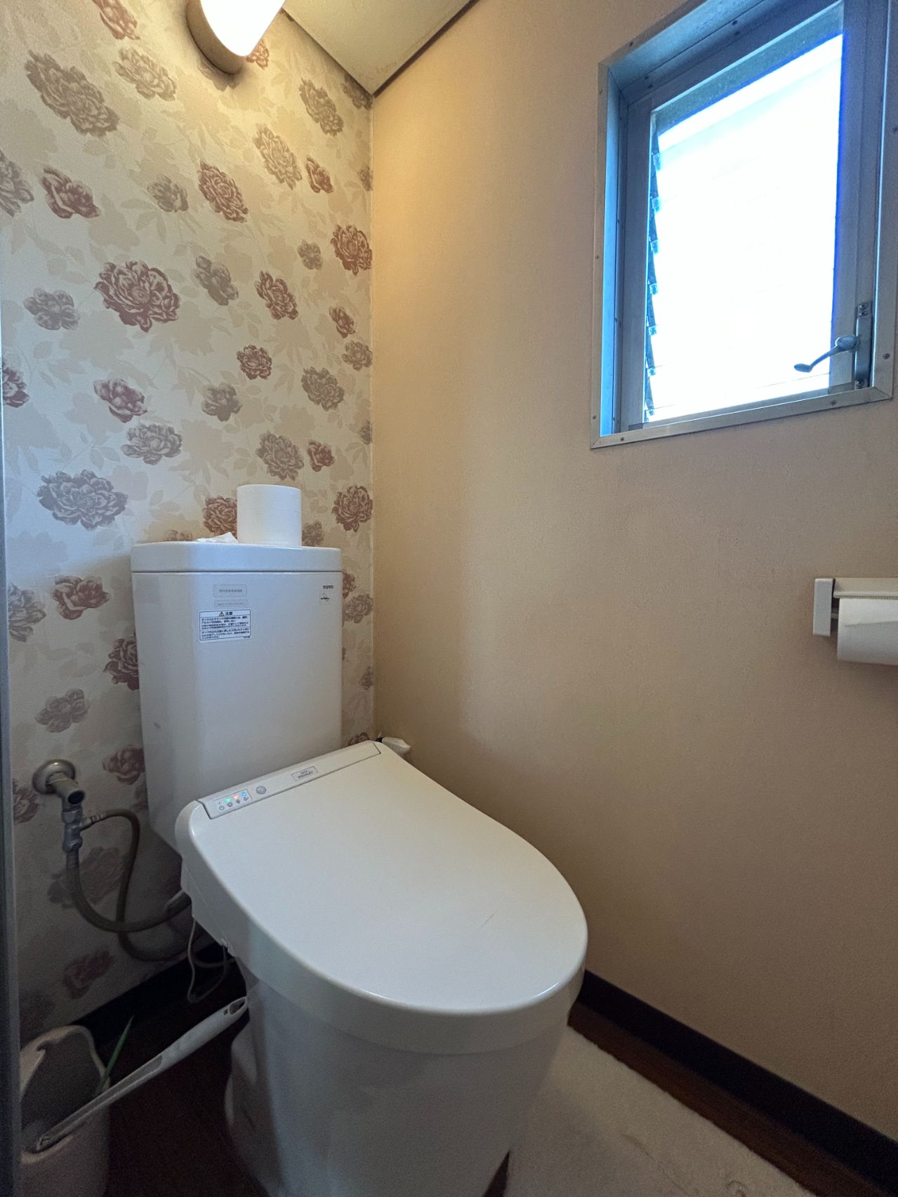 【トイレ】デザイン性のあるクロスが印象的なトイレです。窓付きでやわらかな陽光が注ぎ、換気もスムーズに行えます。