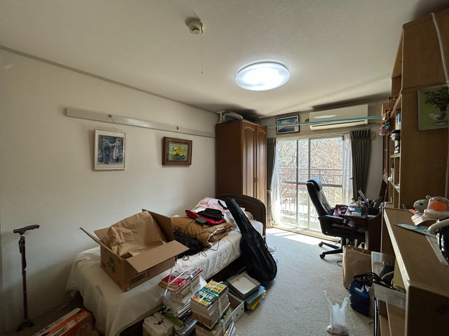 【洋室(南側)/約6.0帖】南向きのバルコニーに面した明るい洋室です。押入れが備わっており、衣類や小物をすっきりと収納できます。