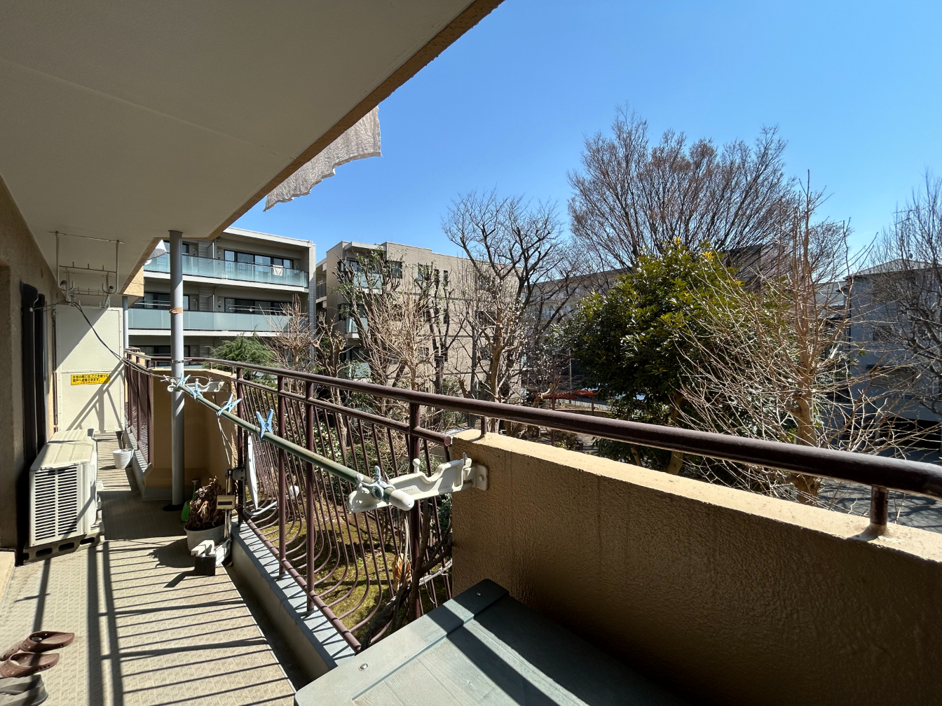 【バルコニー】物干し金物が設置されています。南向きのため、洗濯物がよく乾きそうです。