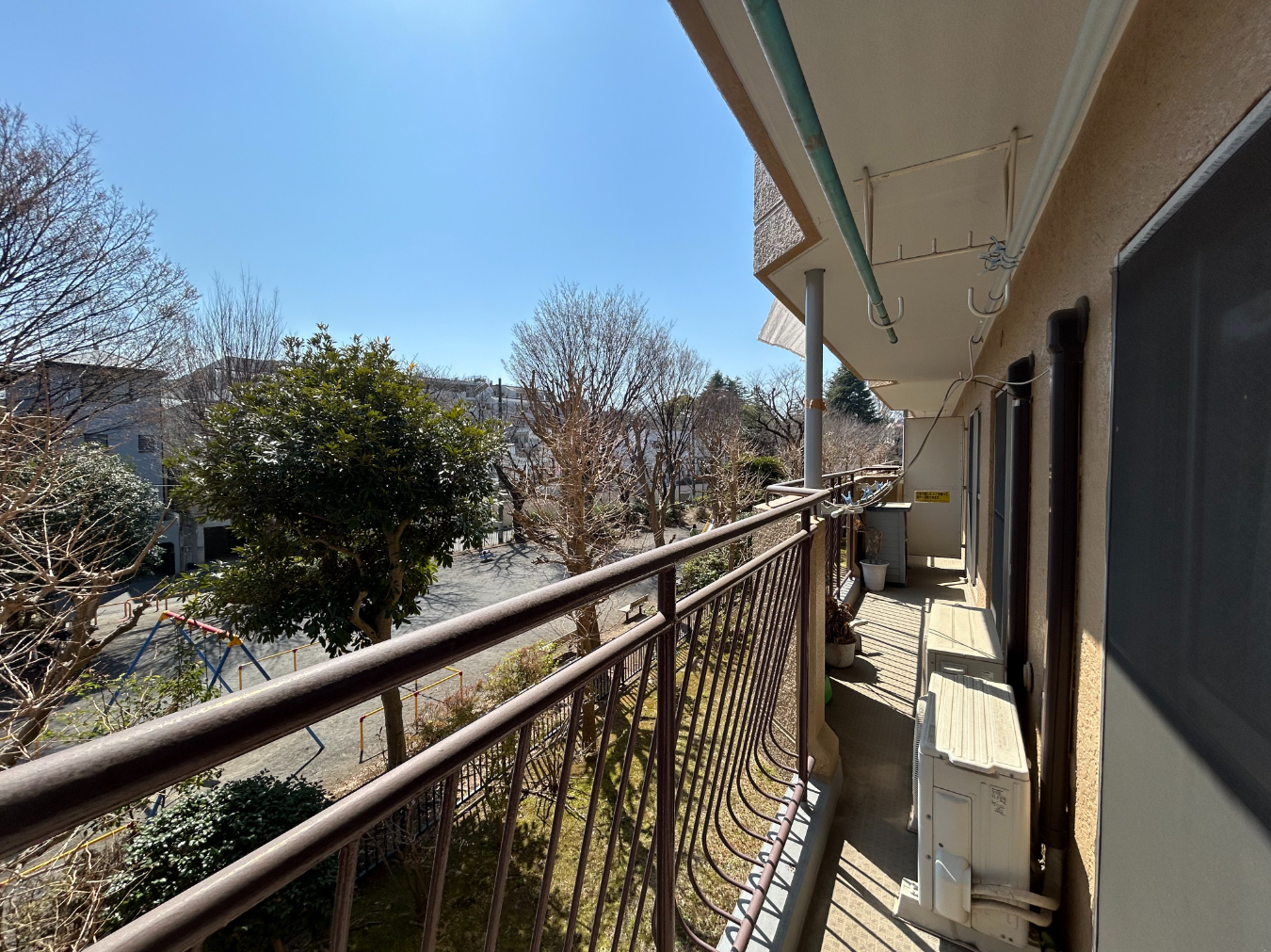 【バルコニー】3部屋から出入り可能で、ゆとりある広さが確保されています。