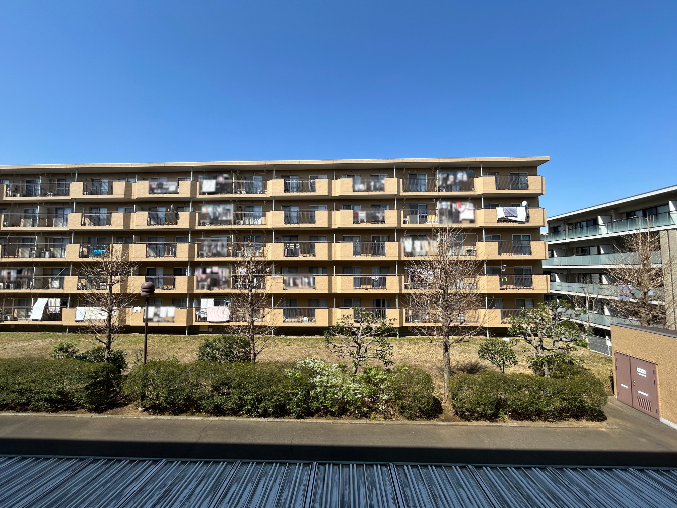 【住戸からの眺望】洋室(約6.5帖)からの眺望です。緑を感じる、穏やかな景色が広がります。※眺望は将来に渡って保証するものではありません。