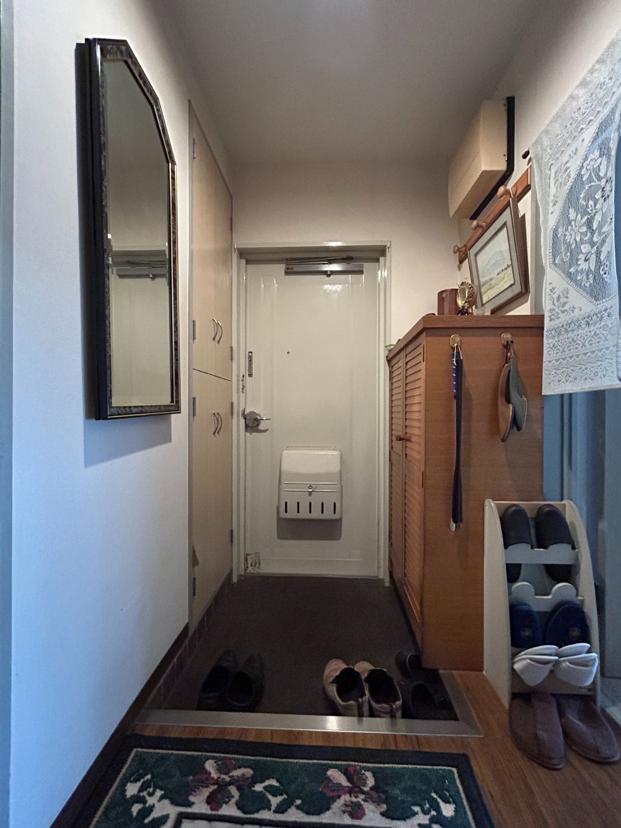 【玄関】下駄箱が備わった玄関です。ご家族分の靴を収納し、玄関まわりをすっきりと保つことができます。