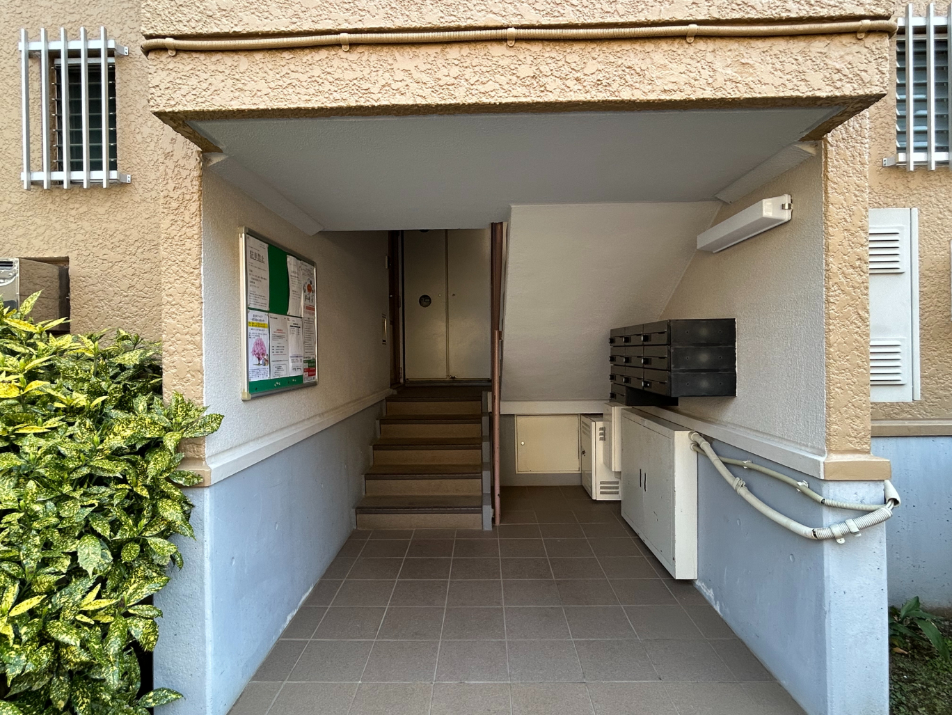 【エントランス】集合ポストが設置されています。屋根があるため、天候の悪い日でも大切な郵便物を濡らすことなく回収できます。