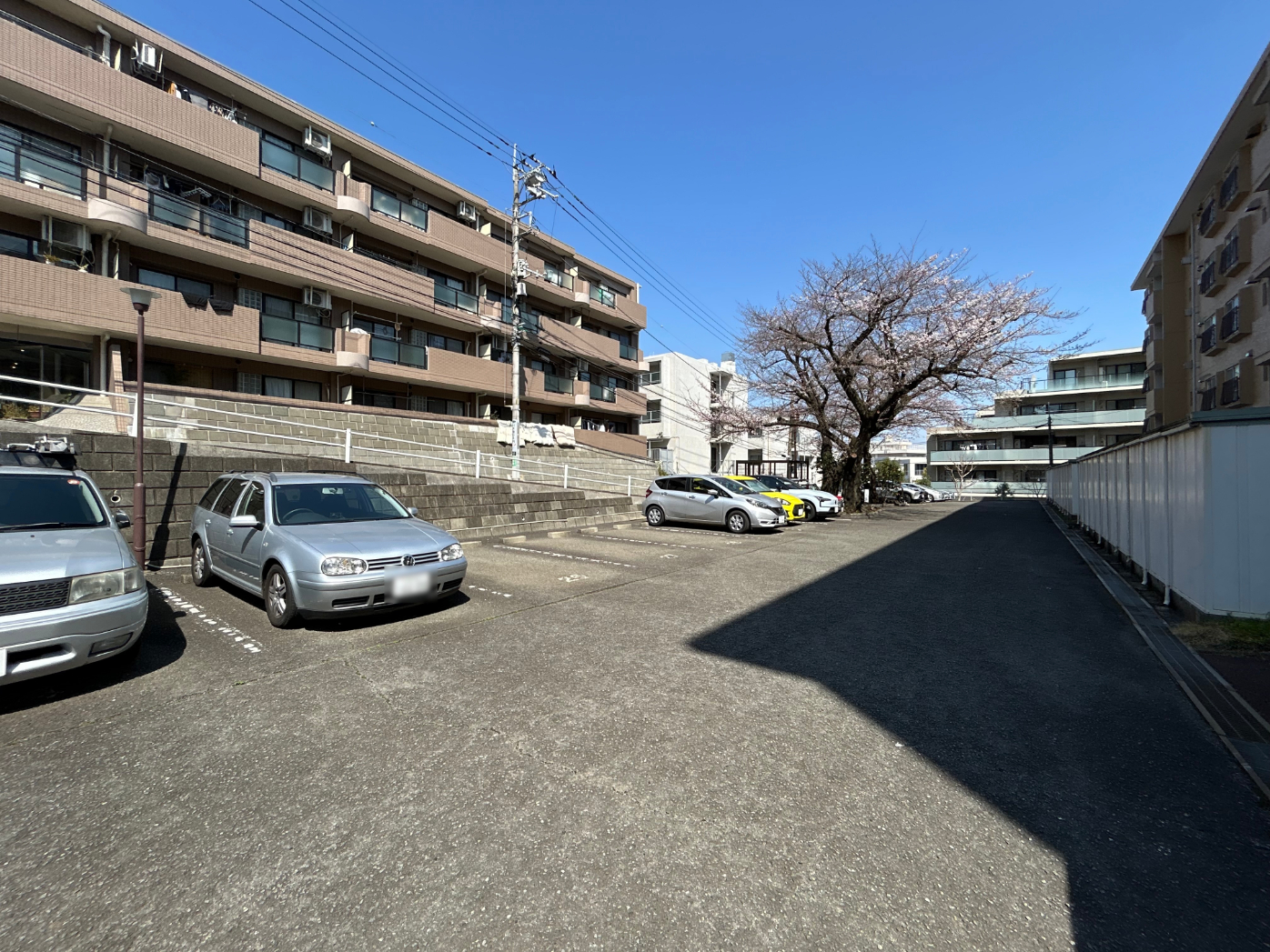 【駐車場】平面式の駐車場が設置されています。移動がしやすく、車の出し入れがスムーズに行えそうです。最新の空き状況はお問い合わせください。