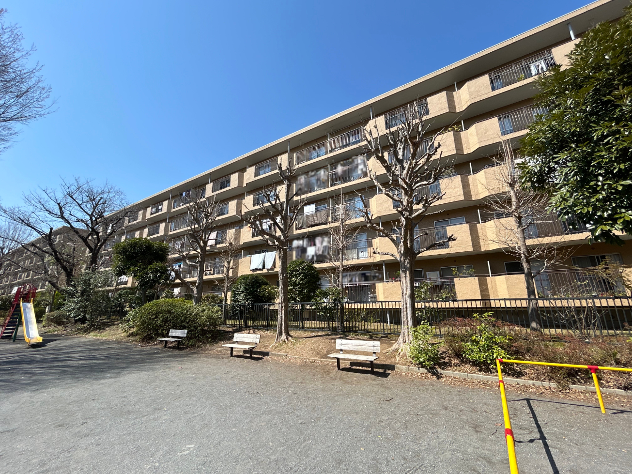 【現地外観】地上5階建て・総戸数140戸のマンションです。緑豊かな公園が隣接し、自然を身近に感じられます。