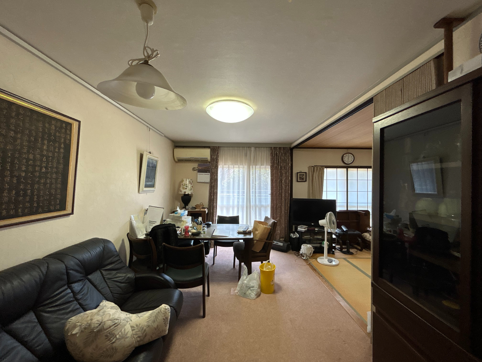 【LDK】南側の掃き出し窓から豊かな陽光が差し込むLDK。隣接する和室の引き戸を開放すれば、より広々とした空間として利用できます。