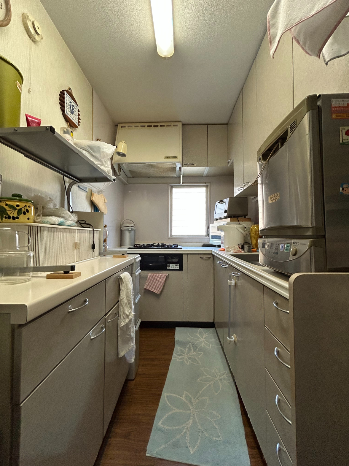 【キッチン】L字型のキッチンが採用されています。壁付けタイプのため、揚げ物や炒め物の際に油ハネをしてもサッと拭き取れます。