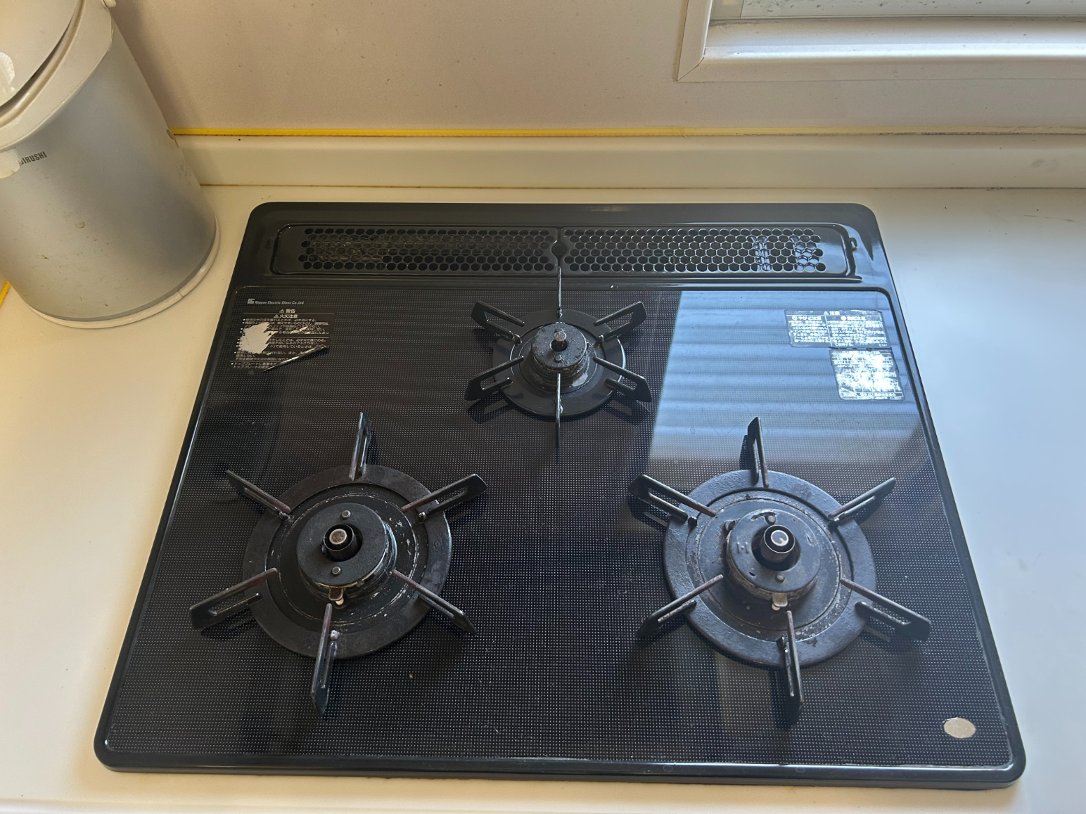 【キッチン】グリル付き3口コンロが備わり、同時調理もスムーズに行えます。焼き物から煮込み料理まで幅広く対応できるため、お料理のレパートリーが増えそうです。