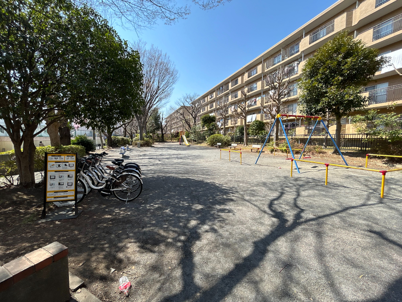 【宮前平第4公園】徒歩1分。ベンチや遊具が設置された公園です。緑豊かで、四季折々の風景を楽しめます。