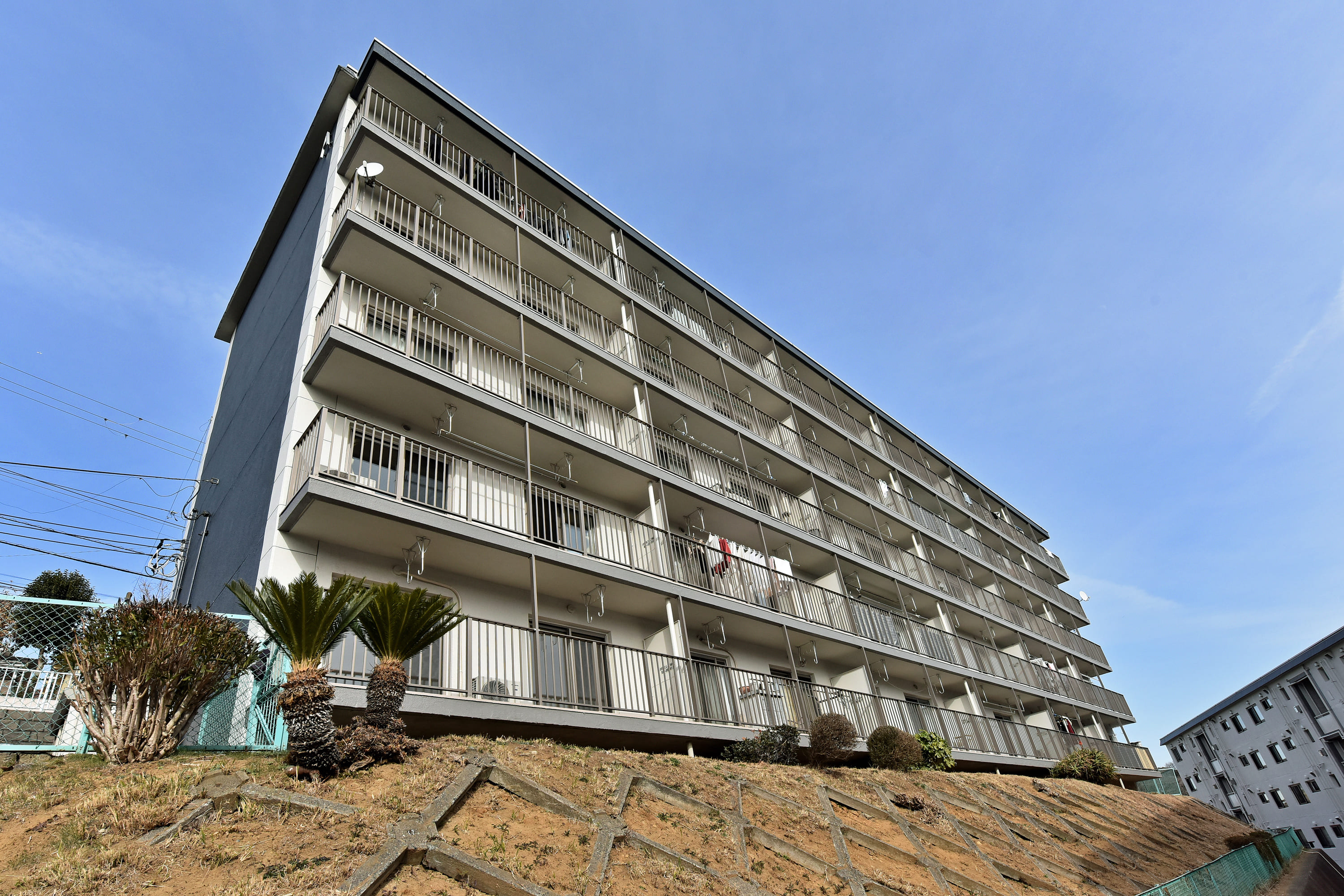 【外観】京浜急行電鉄本線「上大岡」駅まで徒歩10分、横浜市営地下鉄ブルーライン「上大岡」駅まで徒歩11分と、毎日の通勤・通学に便利な複数沿線利用可能な立地。2025年4月内装リフォーム済みです。