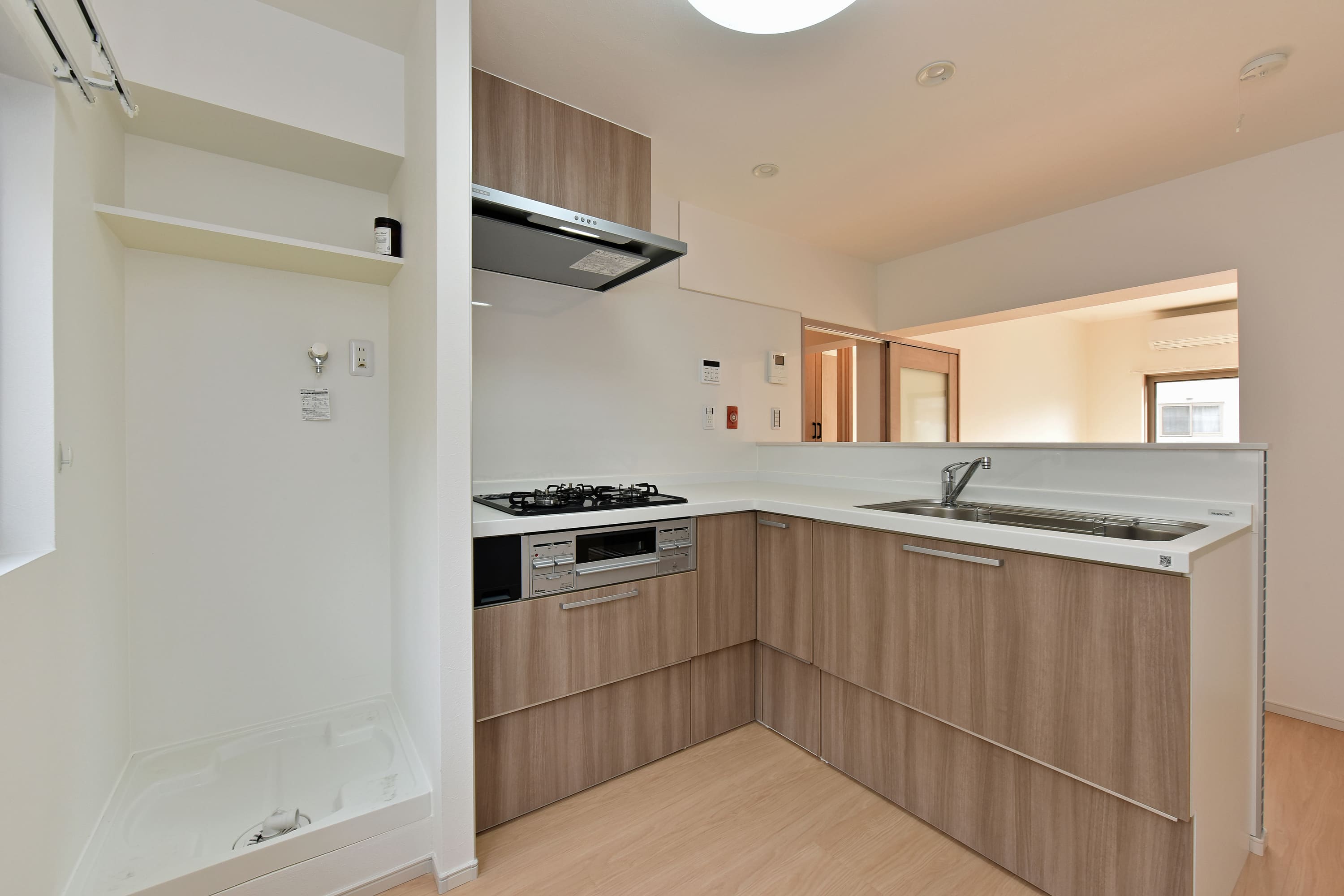 【キッチン】キッチン横に洗濯機置場が設けられており、家事動線に配慮された間取りです。調理中に洗濯機を回すことができ、家事効率が向上しそうです。