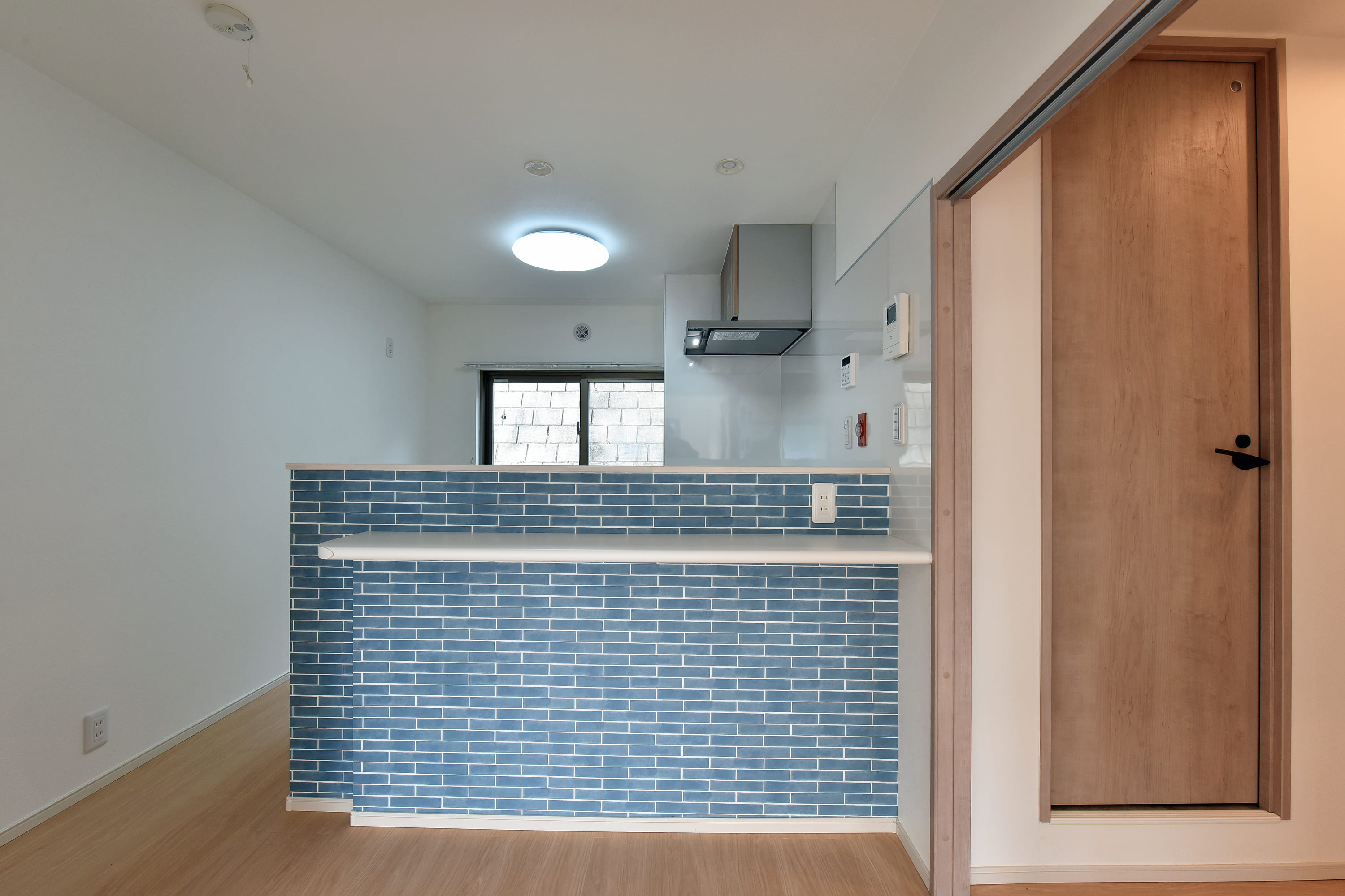 【キッチン】カウンターを介して、料理の配膳や片付けがスムーズに行えます。カウンター付近にコンセントが設けられているので、アイロンをかけるなど家事スペースとしても活用可能です。