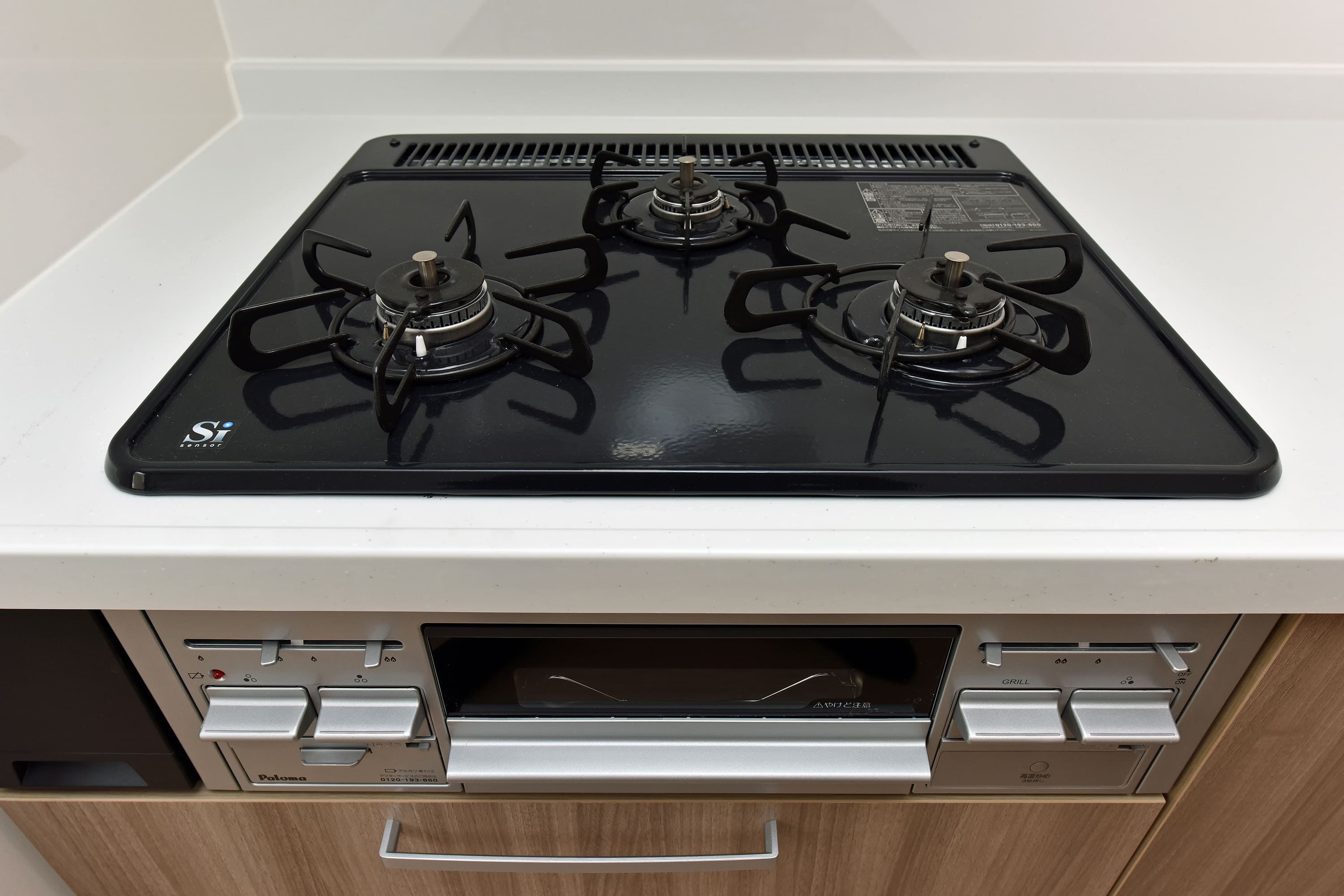 【3口コンロ】複数品の同時調理が可能で、忙しい朝の時間や来客時に重宝する3口ガスコンロ付き。効率よく調理できるため、家事の時短にも繋がります。グリルも搭載され、料理のレパートリーが増えそうです。