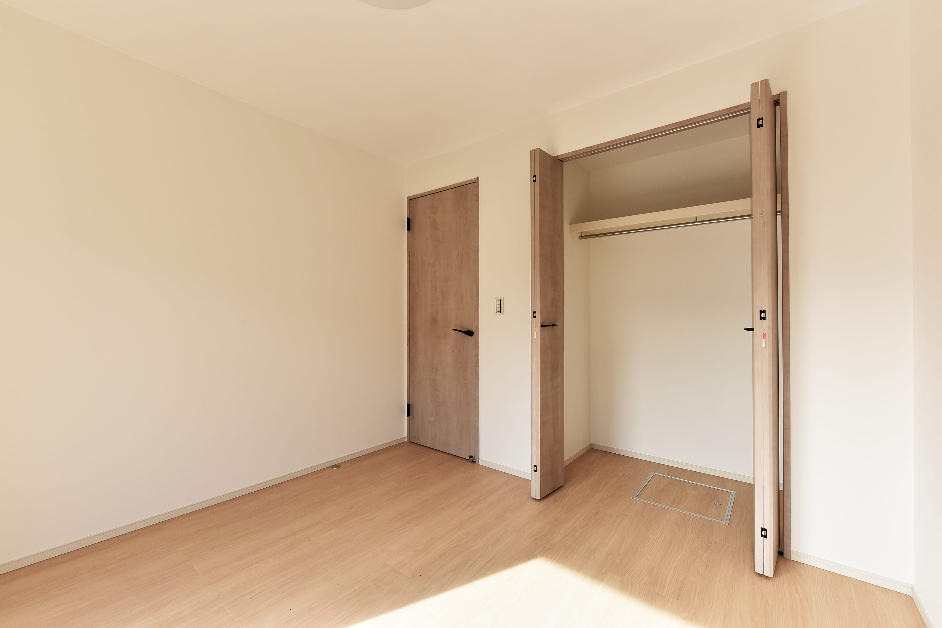 【洋室】ハンガーパイプ付きのクローゼットが設けられています。扉は折れ戸なので、端にかけたお洋服が取り出しやすい仕様。枕棚の上には、シーズンオフの衣類や小物などが収納できます。