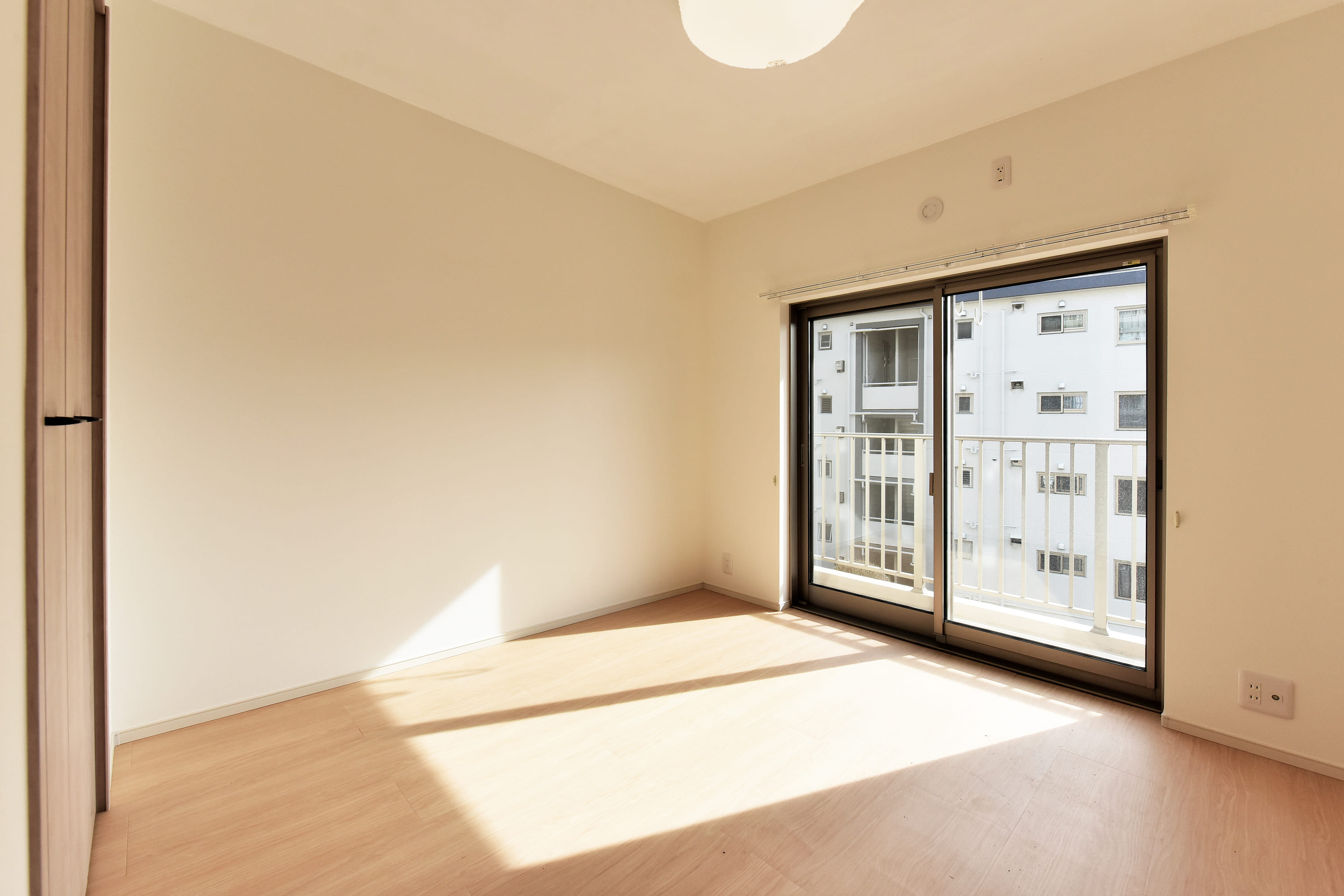 【洋室】南向きのバルコニーに面した、約5.5帖の洋室。天気の良い日には、寝具などをそのままバルコニーに干すことができ、家事動線がスムーズです。クローゼットが備えられています。