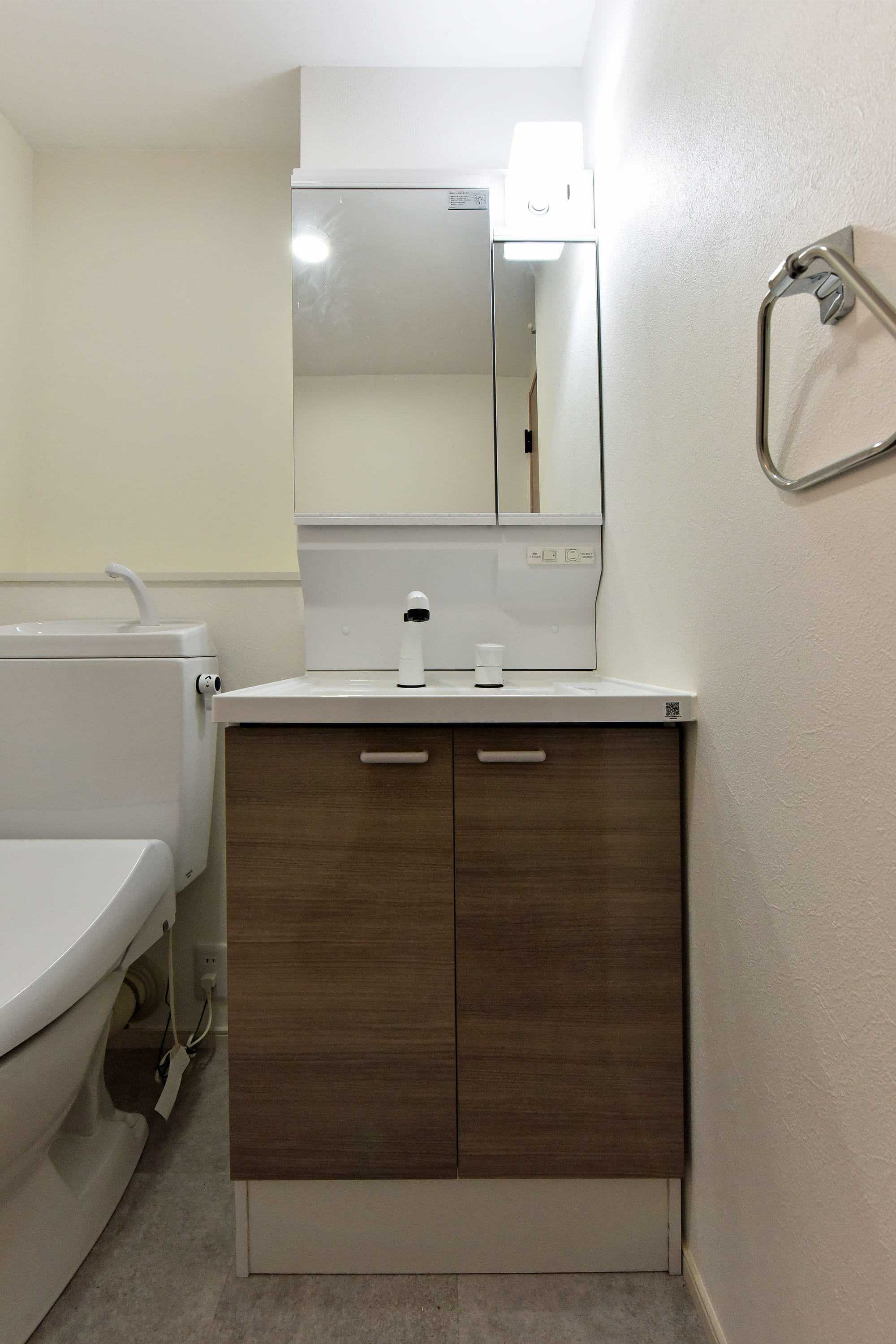 【洗面室】温かみのある木目調のデザインが採用された、スタイリッシュな洗面化粧台です。鏡裏・洗面ボウル下に収納スペースがあり、洗面用品や化粧品、ストック類などが整理できます。