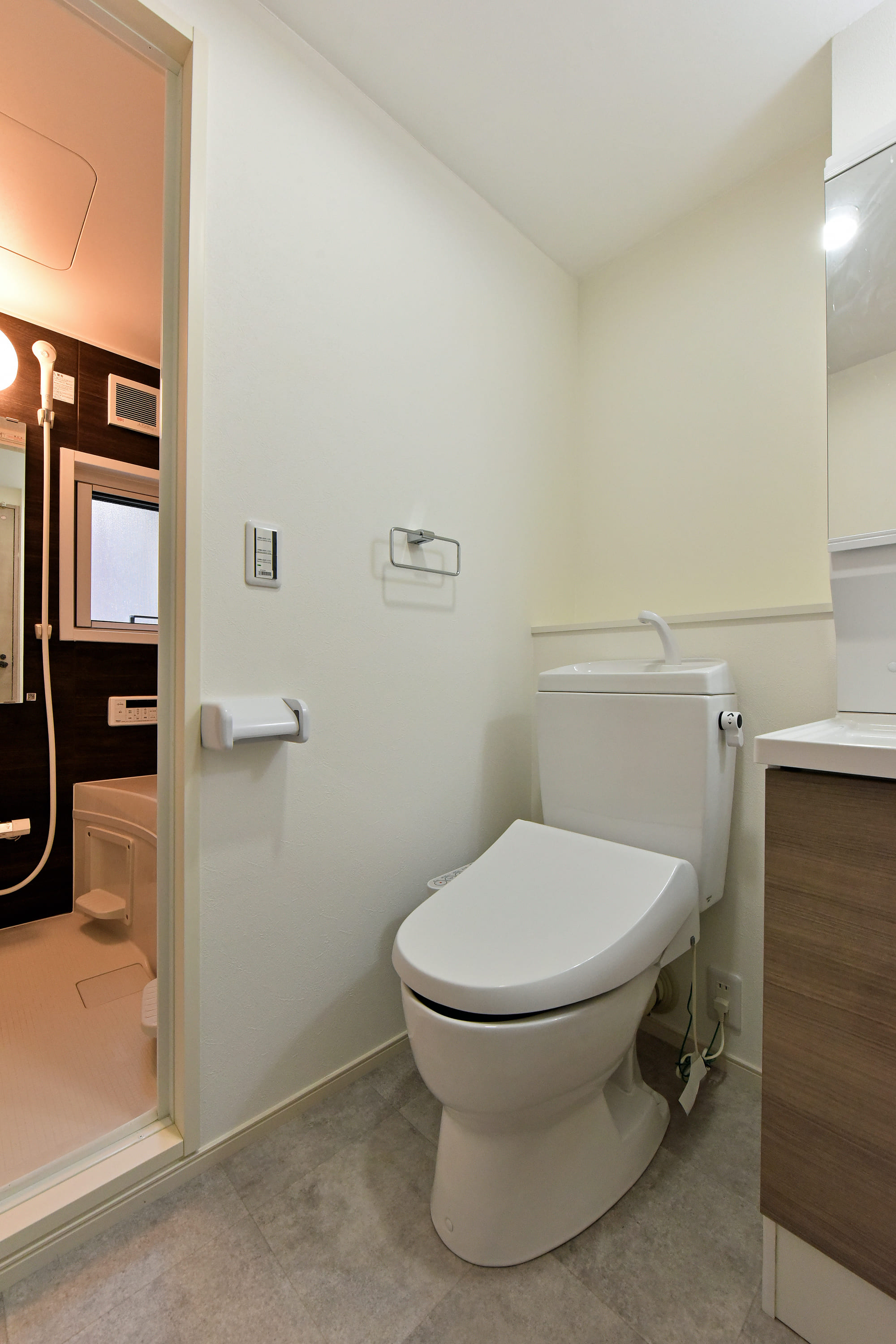 【トイレ】年間を通して快適に使用できる、温水洗浄便座が設置されています。デザイン性のあるタオルハンガーやペーパーホルダーが採用されています。