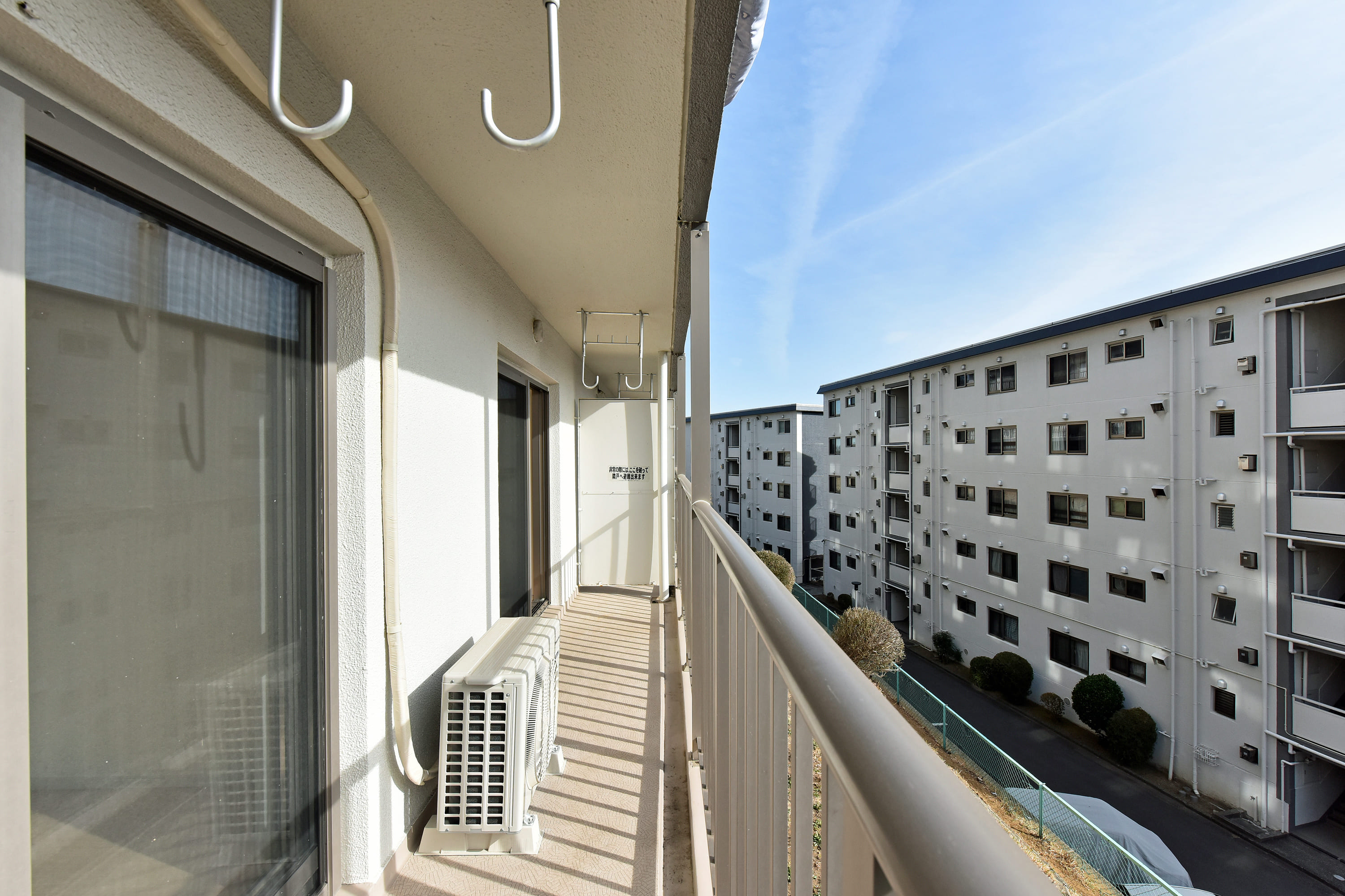 【バルコニー】南向きのためたっぷりの陽光が差し込み、気持ちよく洗濯物を干せます。LDK・約5.5帖の洋室から出入りできるので、洗濯動線がスムーズです。