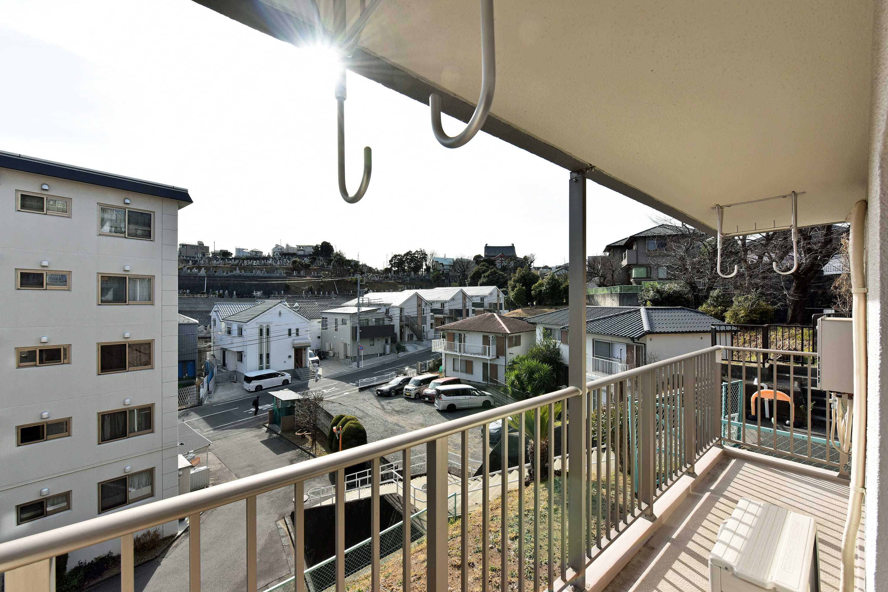 【バルコニーからの眺望】周囲の建物と距離があるので、圧迫感がない景色が広がります。家事や仕事の合間に外の空気を吸って、リフレッシュできそうです。