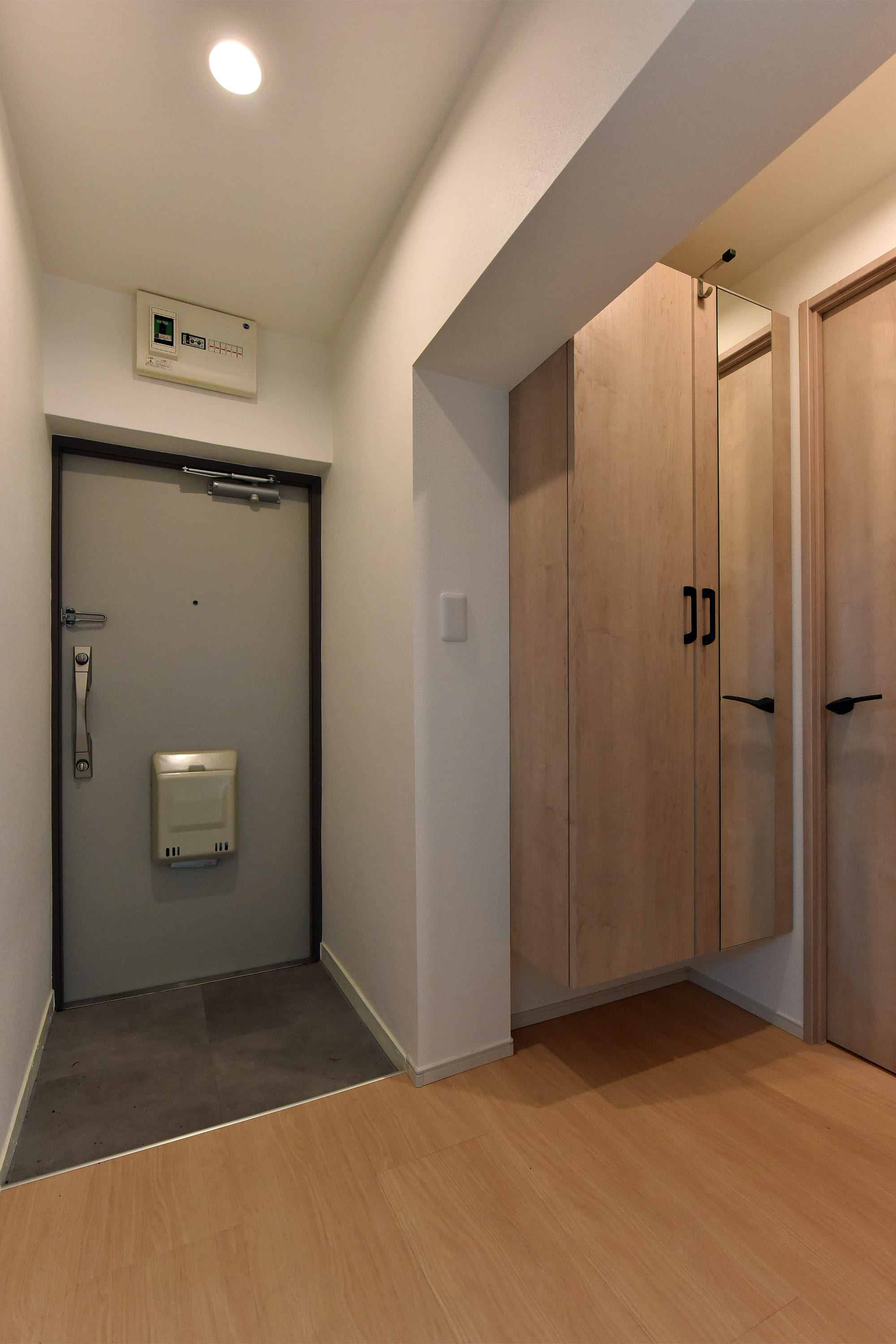 【玄関】フロートタイプのシューズボックスが設置されています。たくさんの靴をスッキリと収納して、玄関周りの清潔感を保てます。お出かけ前の身だしなみチェックに便利な姿見付きです。