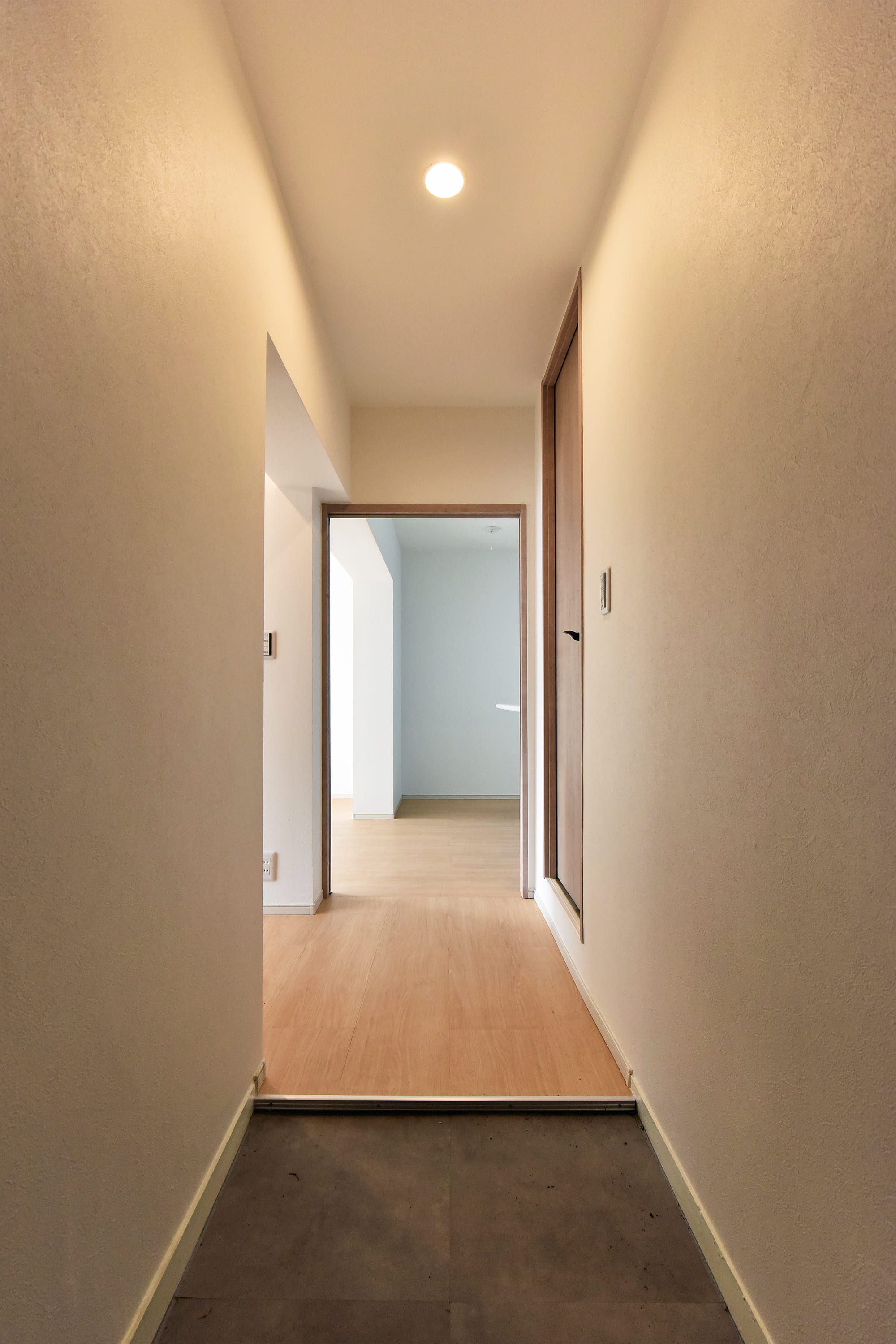 【玄関】ダウンライトが落ち着きのある空間を演出しています。室内にTVドアホンが設置されているので、来訪客を画面で確認してから対応することができます。