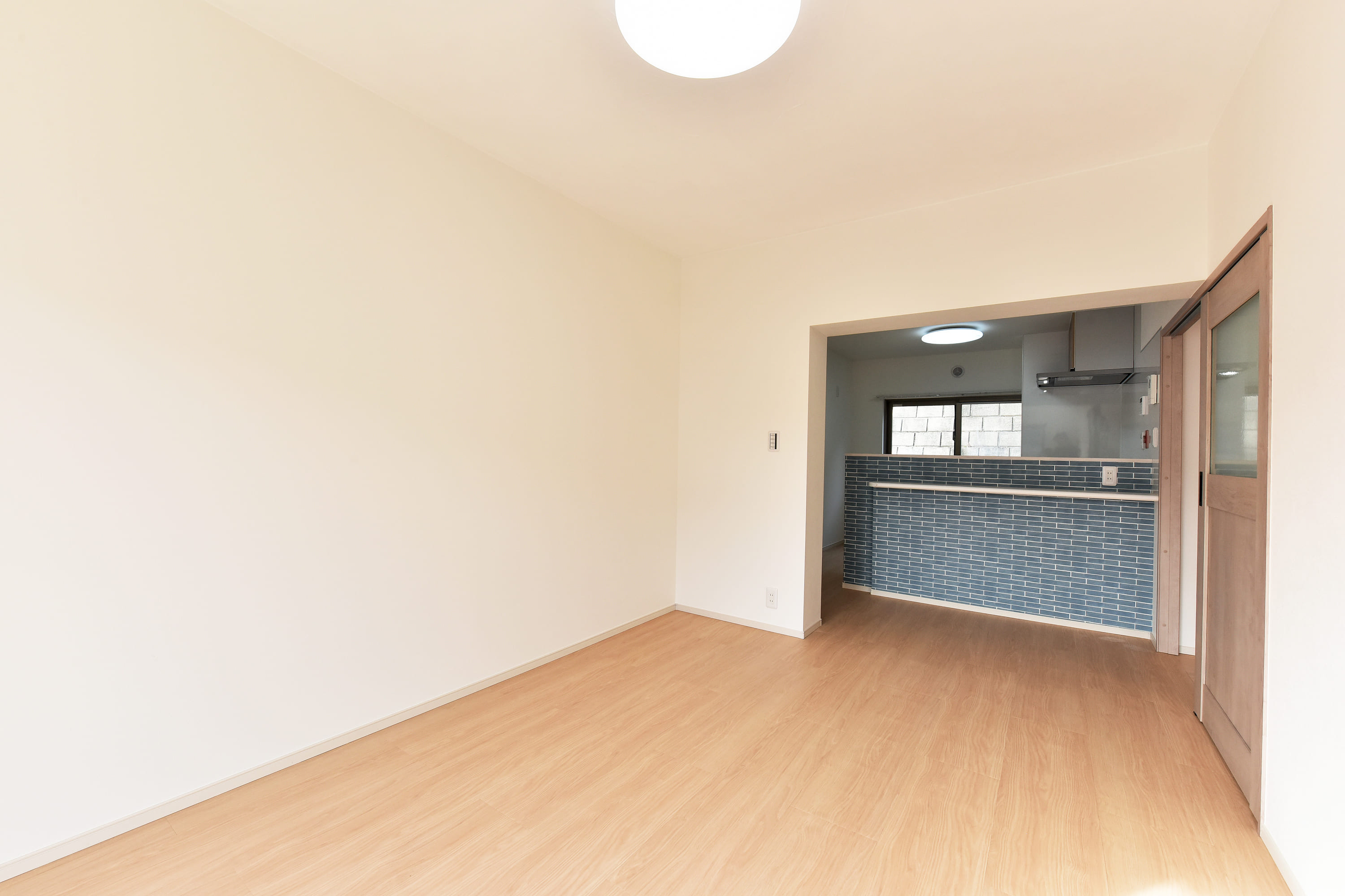 【LDK】南側にバルコニー、北側に窓がある角住戸。陽当り・風通しがよい住まいです。2025年4月に内装リフォーム済みのため、新生活が気持ちよくスタートできます。