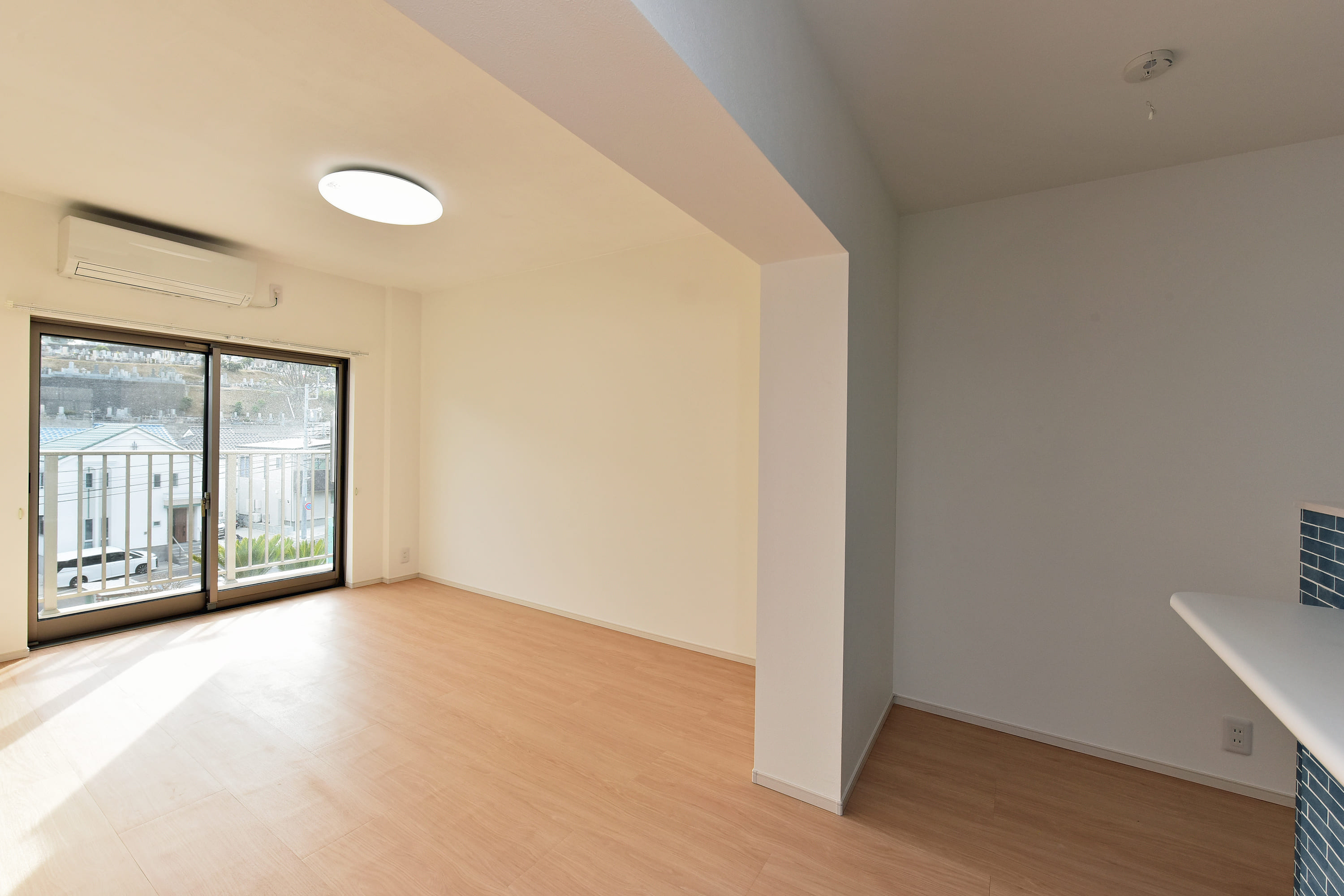 【LDK】キッチンは半独立型で、生活感を抑えられる仕様です。LD部分と区分けして使いやすい設計で、メリハリのある暮らしが実現します。