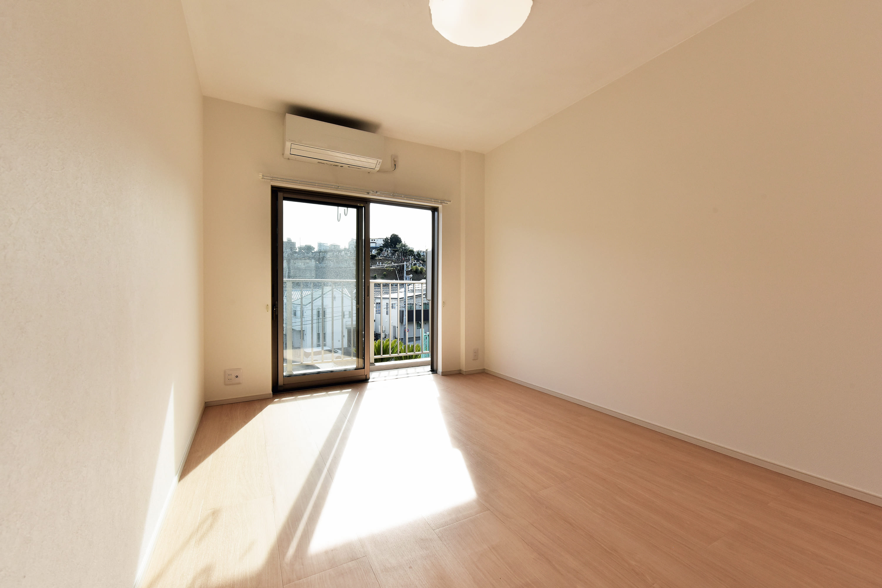 【LDK】壁面が多く、家具の配置を考えやすい間取りです。ホワイト系の明るくシンプルな内装なので、お好みのインテリアに馴染みやすく、お部屋作りが楽しめます。