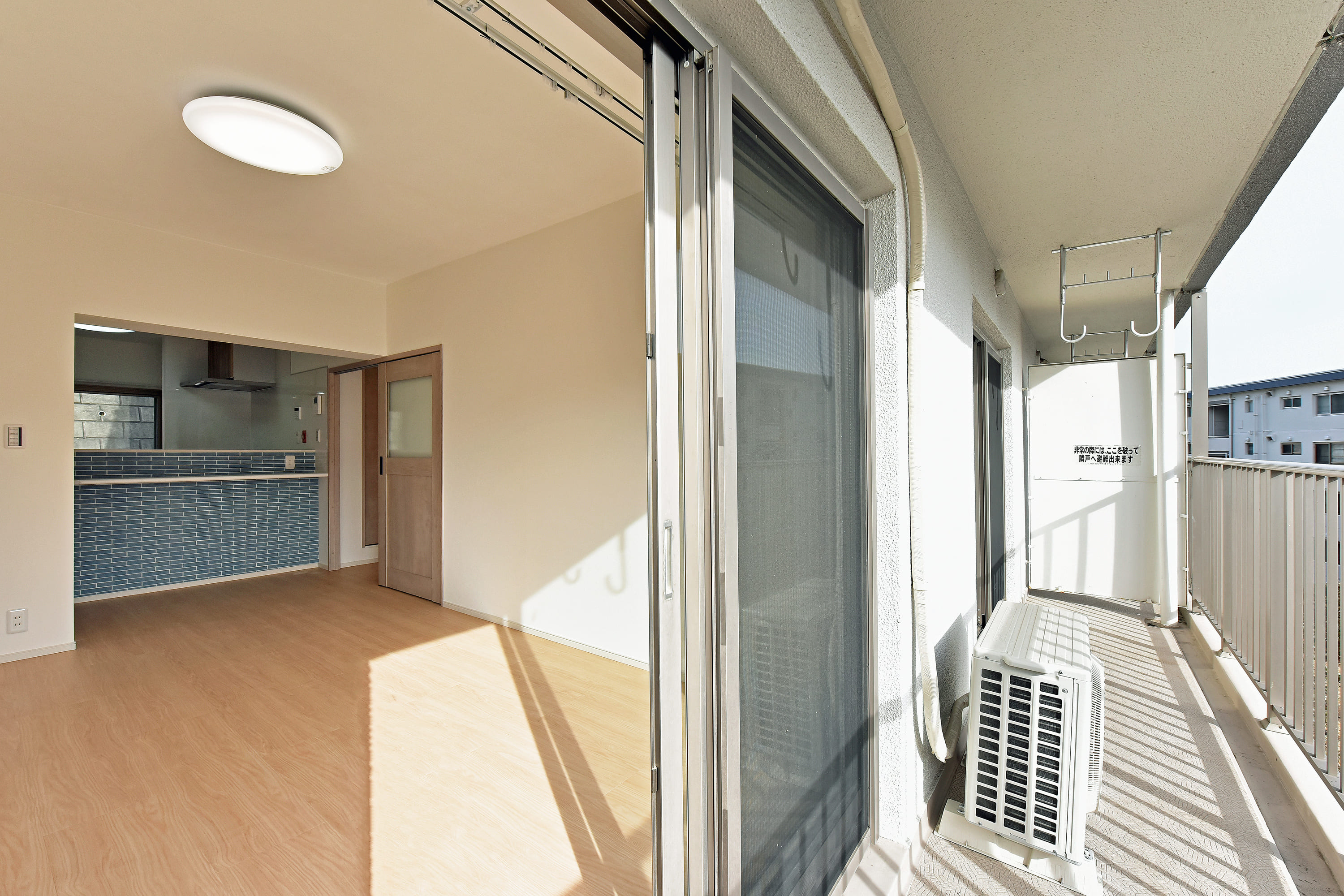 【LDK】南側の掃き出し窓から外の景色と一体化し、開放感のある空間に。前面道路と高低差があるので、通行人の視線を比較的気にせずに、ゆったりと過ごせます。