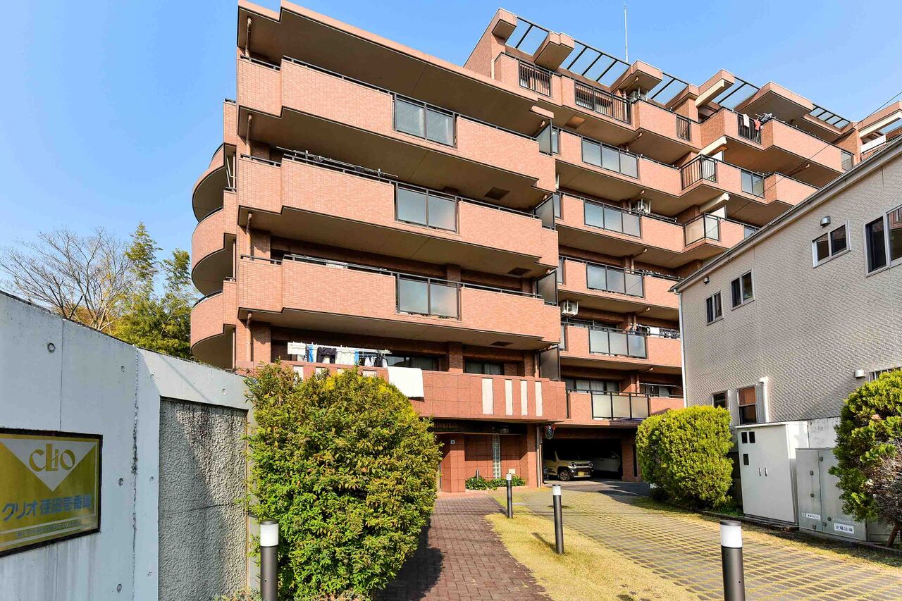 【クリオ荏田壱番館】東急田園都市線「江田」駅まで徒歩14分など、2路線3駅利用可能な立地です。小・中学校やコンビニ・ドラッグストアまで徒歩8分圏内。利便性の高い住環境も魅力です。