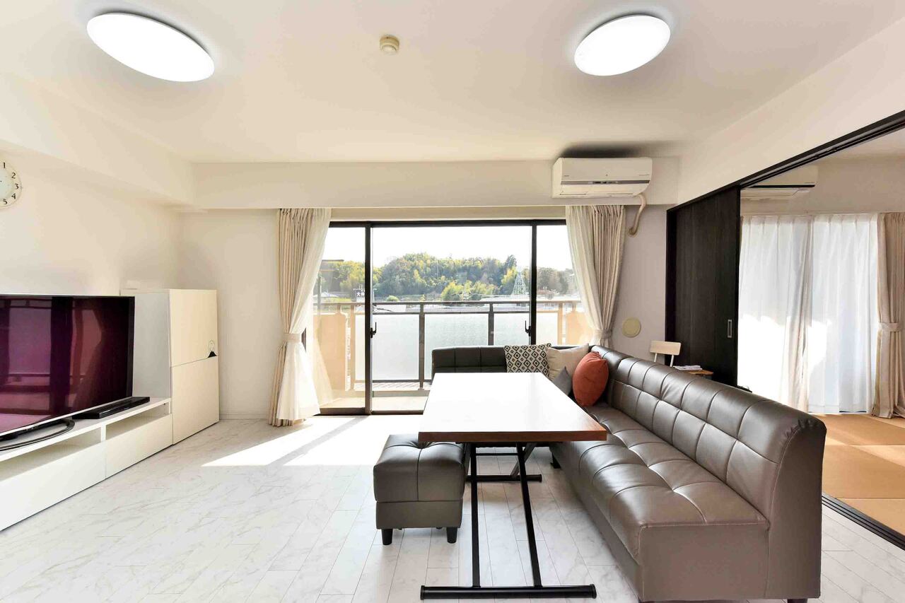 【LDK】隣接する約6.0帖の洋室は引き戸のため、扉を開放して一体利用も可能。ライフスタイルやシーンに合わせて、フレキシブルに活用できます。