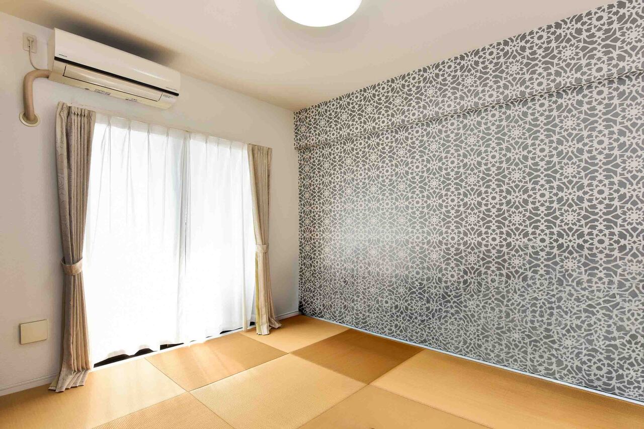 【洋室(約6.0帖)】LDKとの引き戸を閉めれば来客時の目隠しにもなり、アクセントクロスが映える空間に。開閉一つで印象をがらりと変えられ、開放的なLDKの一部や独立した個室としても活用できます。