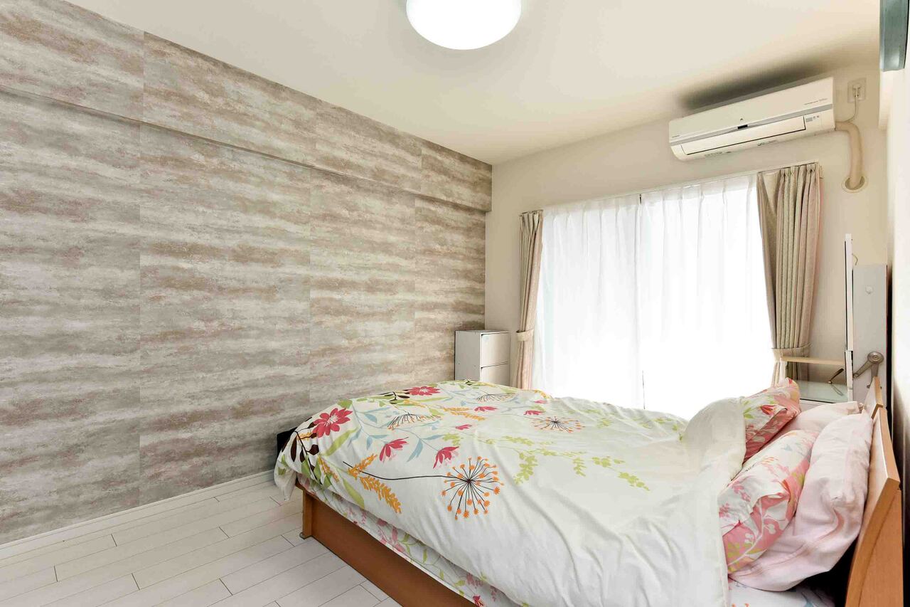 【洋室(約7.0帖)】主寝室にもおすすめの洋室。ダブルベッドを配置しても足元や周囲にゆとりがあり、バルコニーへのスムーズな動線も確保できそうです。