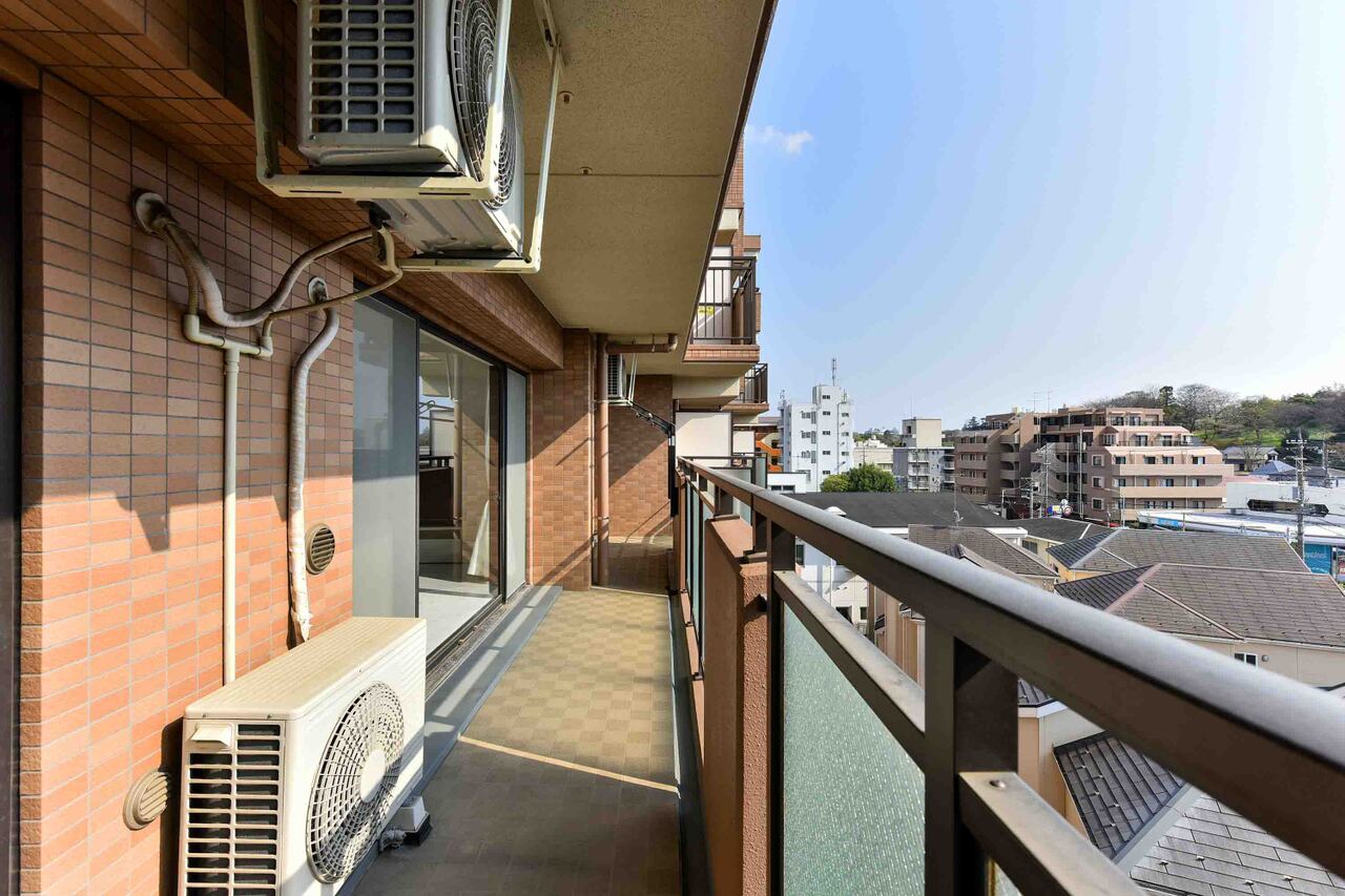 【バルコニー】バルコニーは南西向きです。LDKと洋室2室に跨る、ワイドスパン設計。物干金物が設置されており、衣類と布団などを同時に干すこともできそうです。