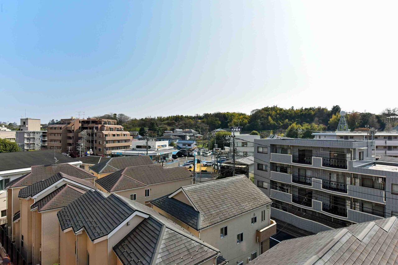【住戸からの眺望】地上7階建ての5階部分に位置しています。周囲の景色を眺めて、気軽にリフレッシュできそうです。※眺望は将来に渡って保証するものではありません。