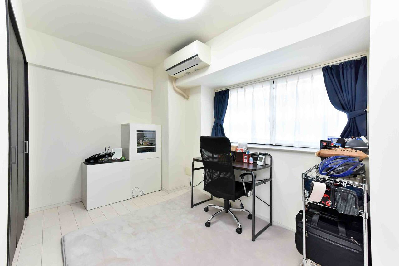 【洋室(約5.4帖)】家具の配置がしやすい、腰高の出窓が採用されています。お気に入りのインテリアを飾るディスプレイ棚としてはもちろん、デスクのサブスペースとしても活用できます。