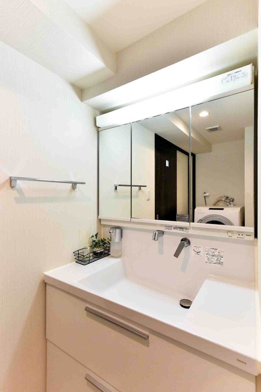 【洗面所】身支度がしやすい、三面鏡付きの洗面化粧台が設置されています。鏡裏とボウル下には、収納スペース付き。洗面用具などの整理もでき、すっきりとした空間を保てそうです。