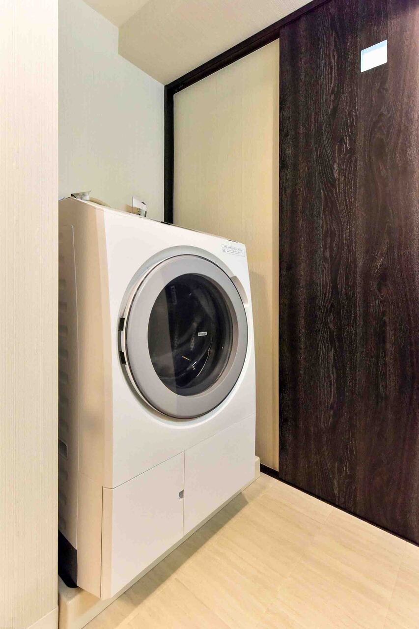 【洗面所】洗面化粧台の対面には、洗濯機置き場が確保されています。汚れ物の予洗いから洗濯機への投入もスムーズに行えそうです。